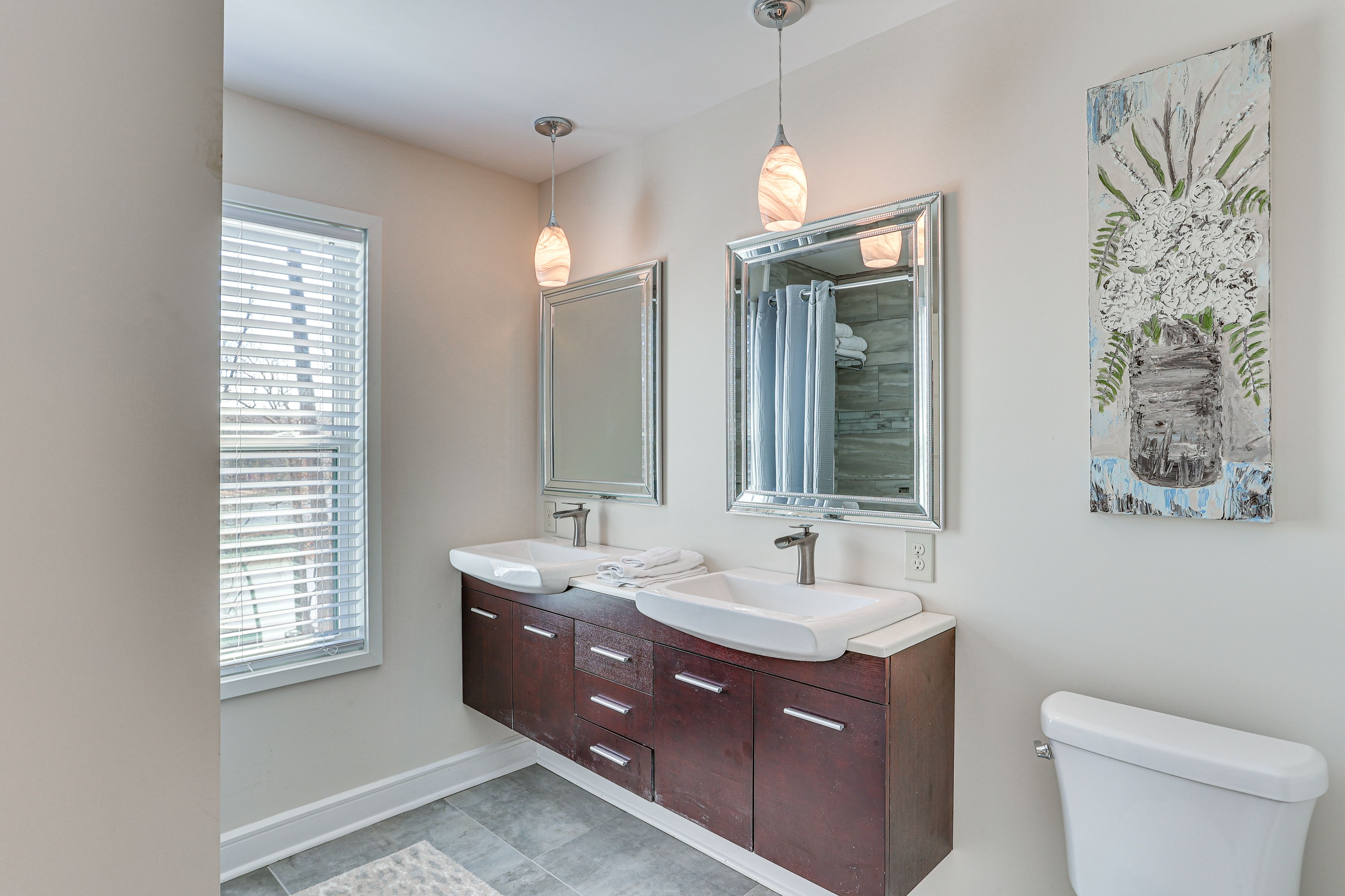 Full Bathroom | Towels Provided | 2nd Floor