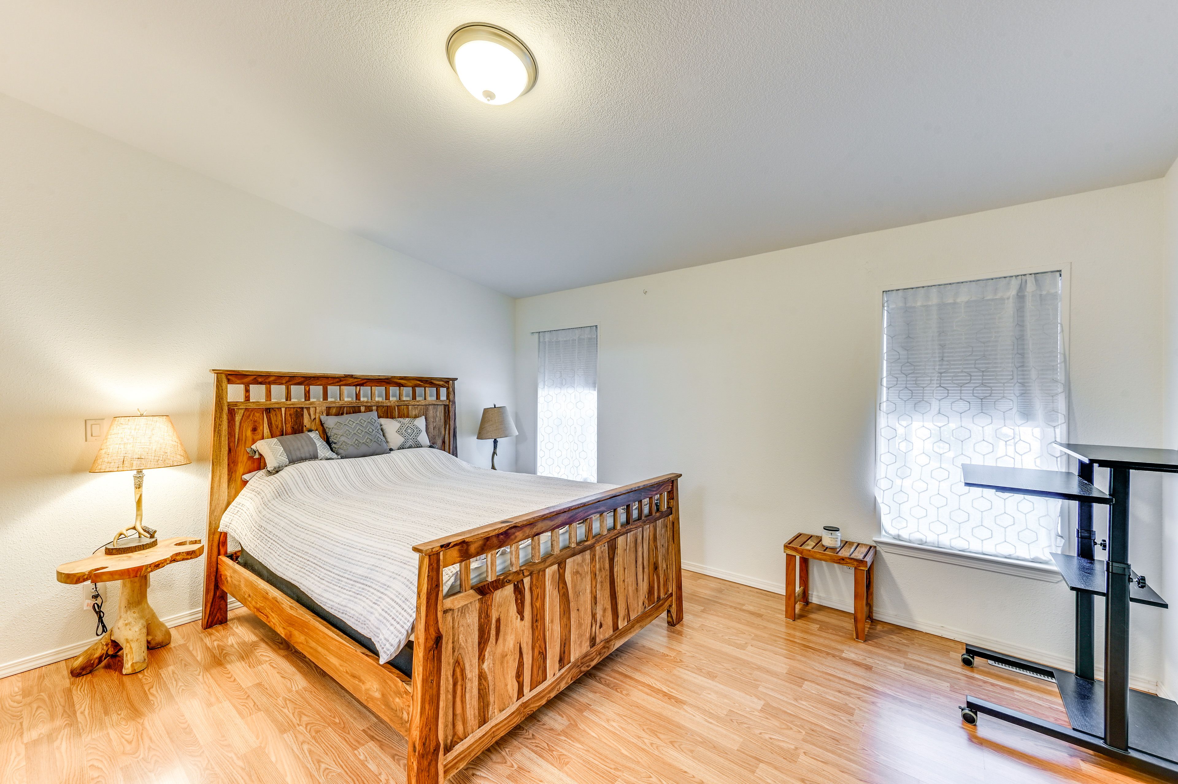 Bedroom 1 | Queen Bed | En-Suite Bathroom