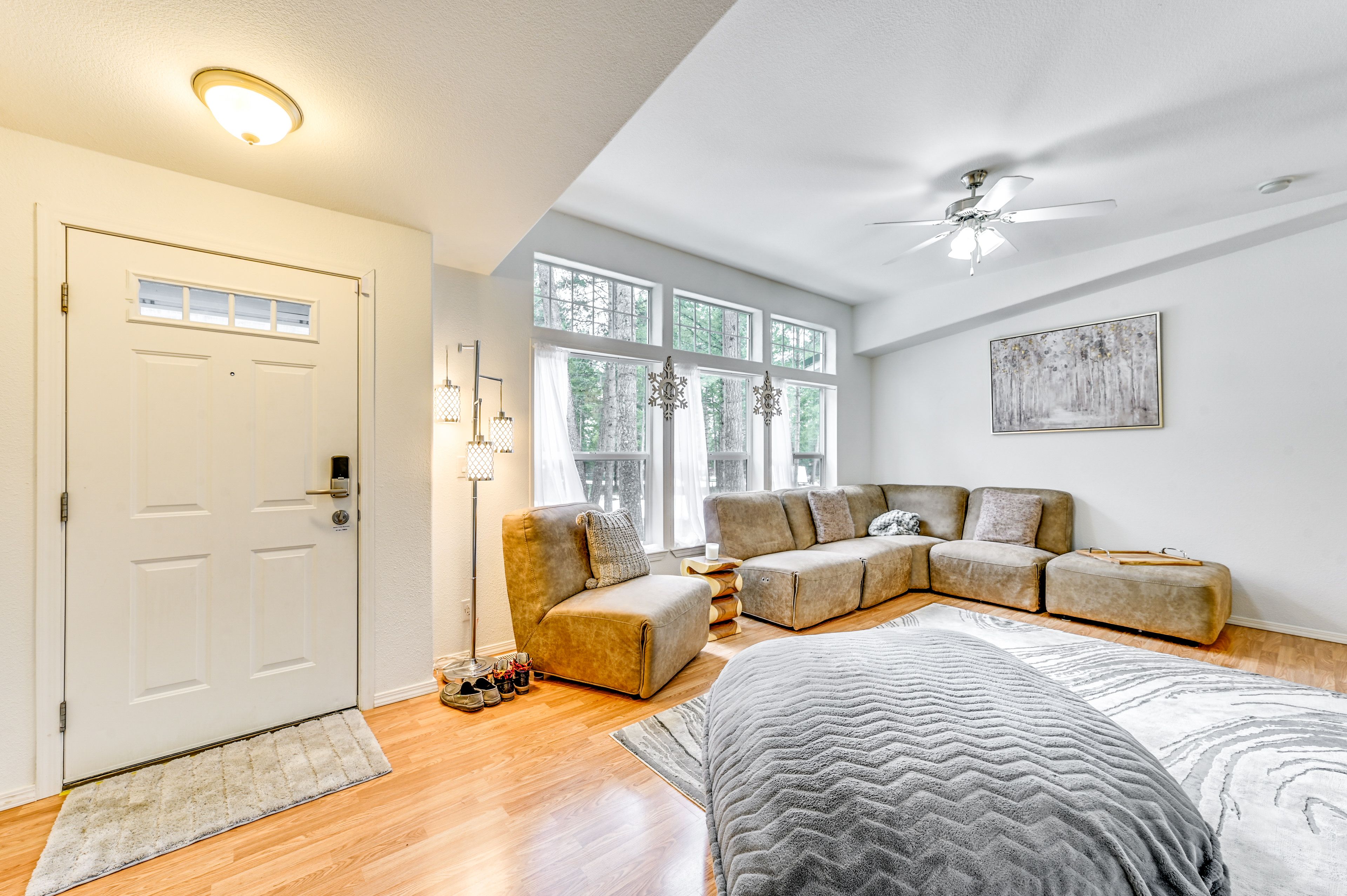 Living Room | Smart TV | Central Air Conditioning