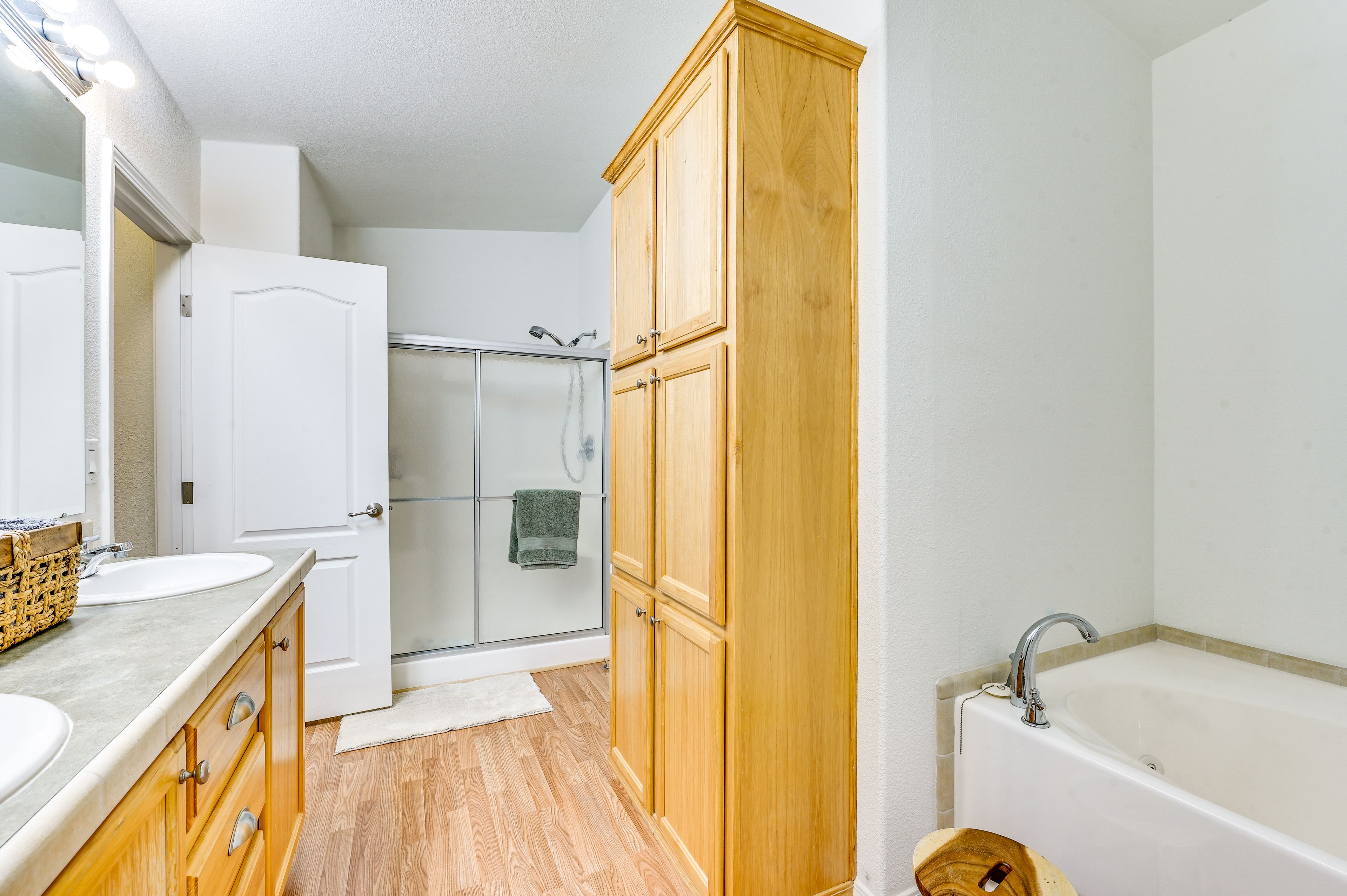 Full Bathroom | Separate Tub & Shower