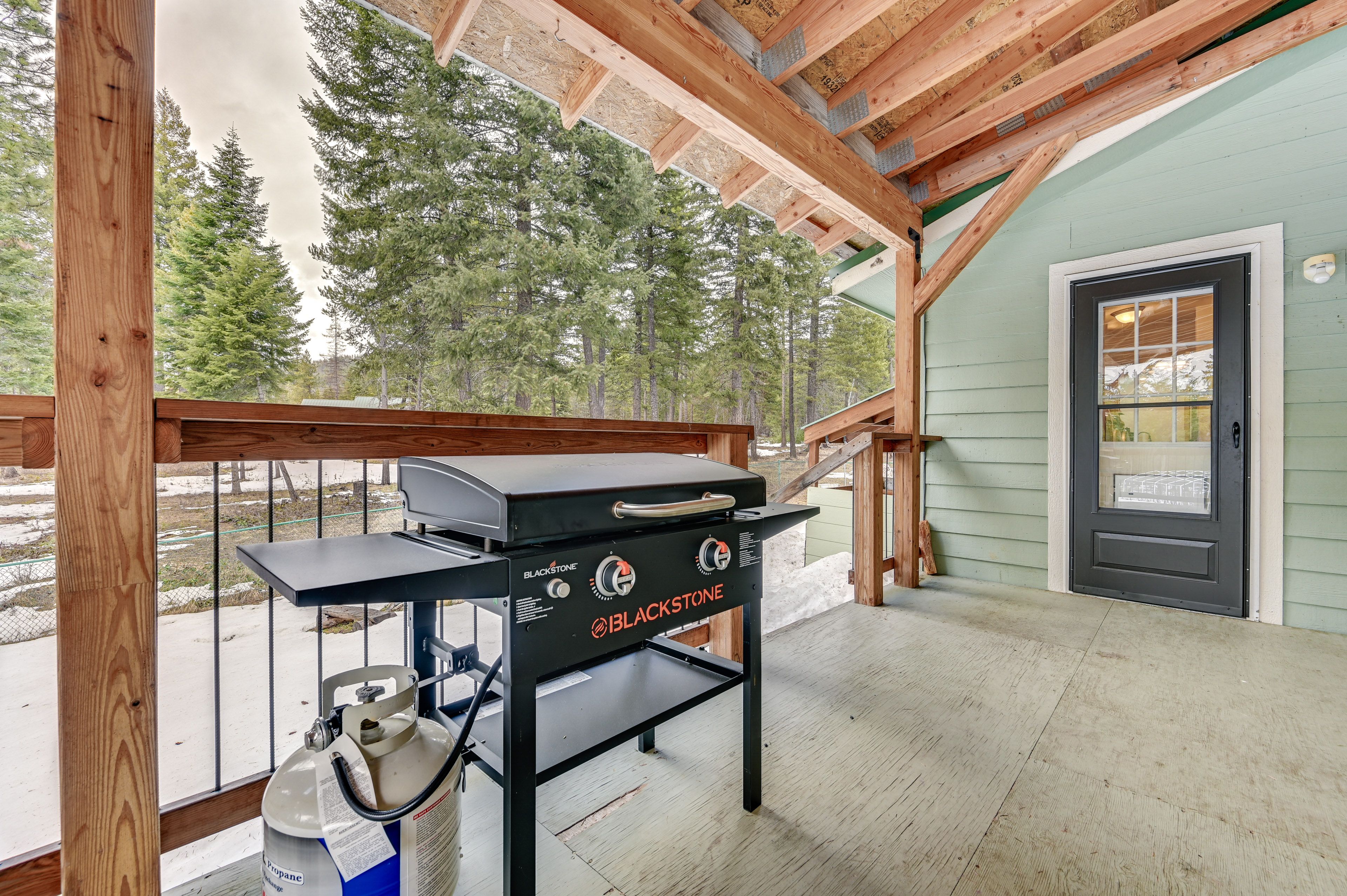 Outdoor Space | BBQ Grill | Picnic Table