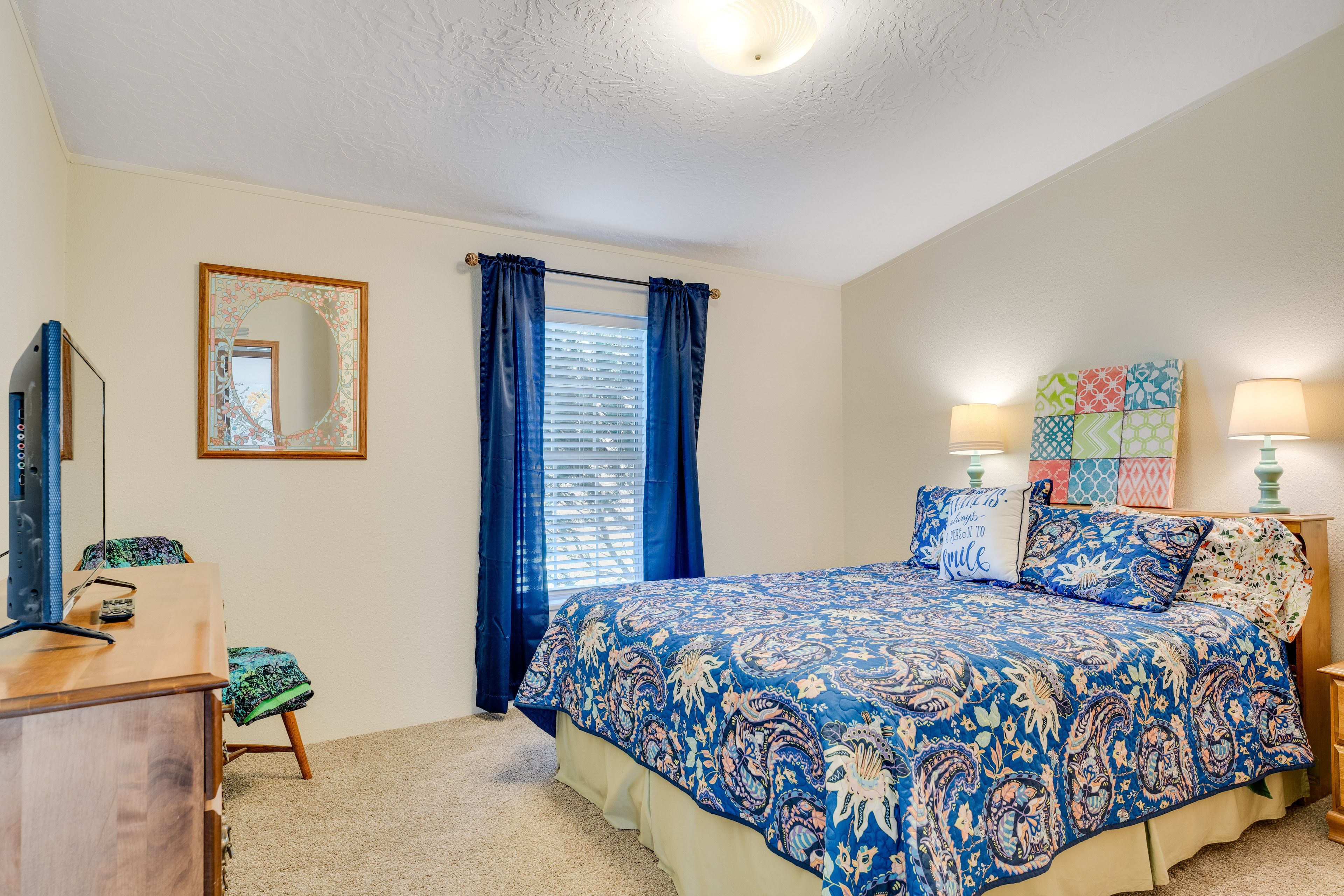 Bedroom 1 | Queen Bed