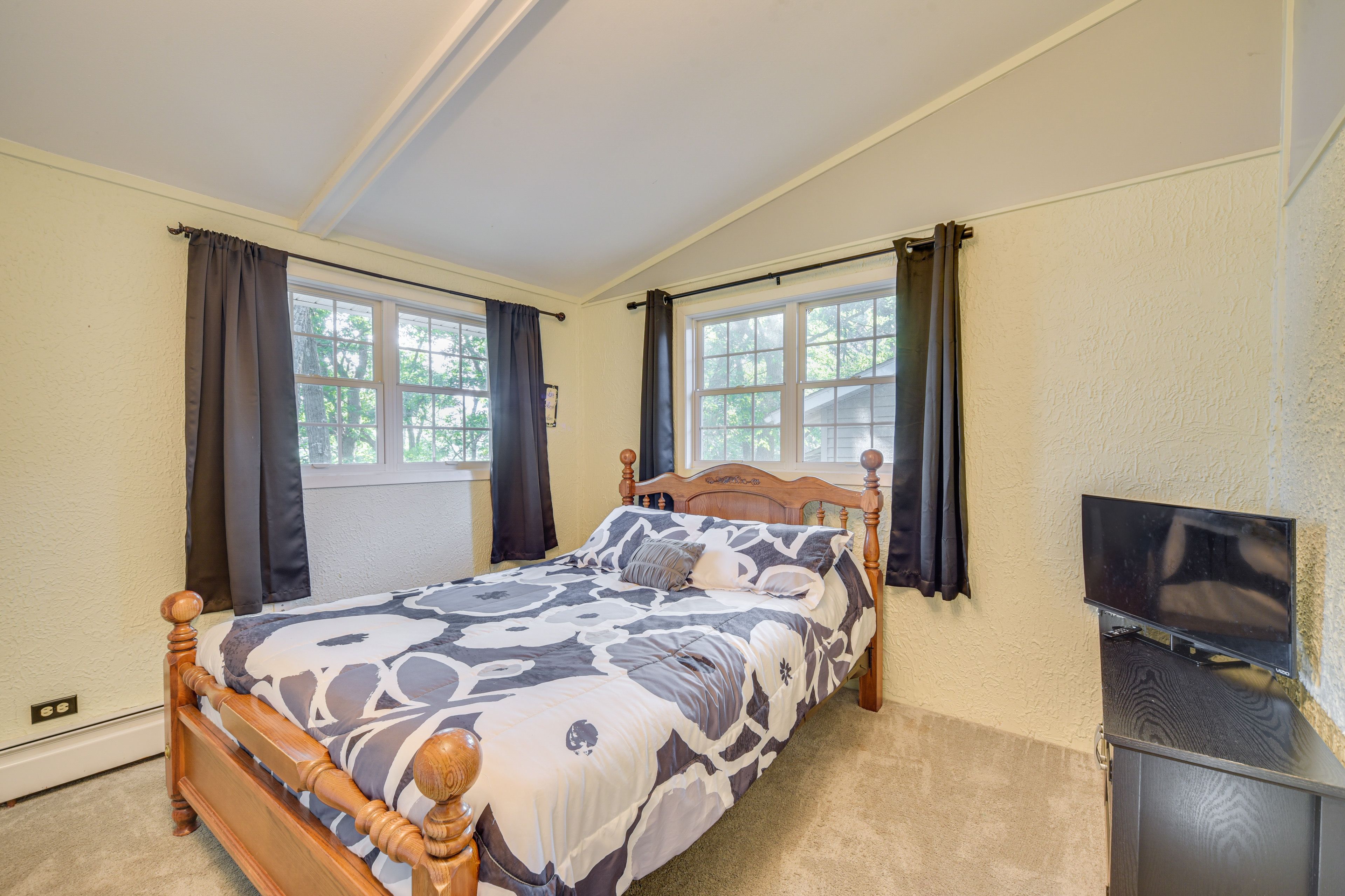 Bedroom 1 | Queen Bed | 1st Floor