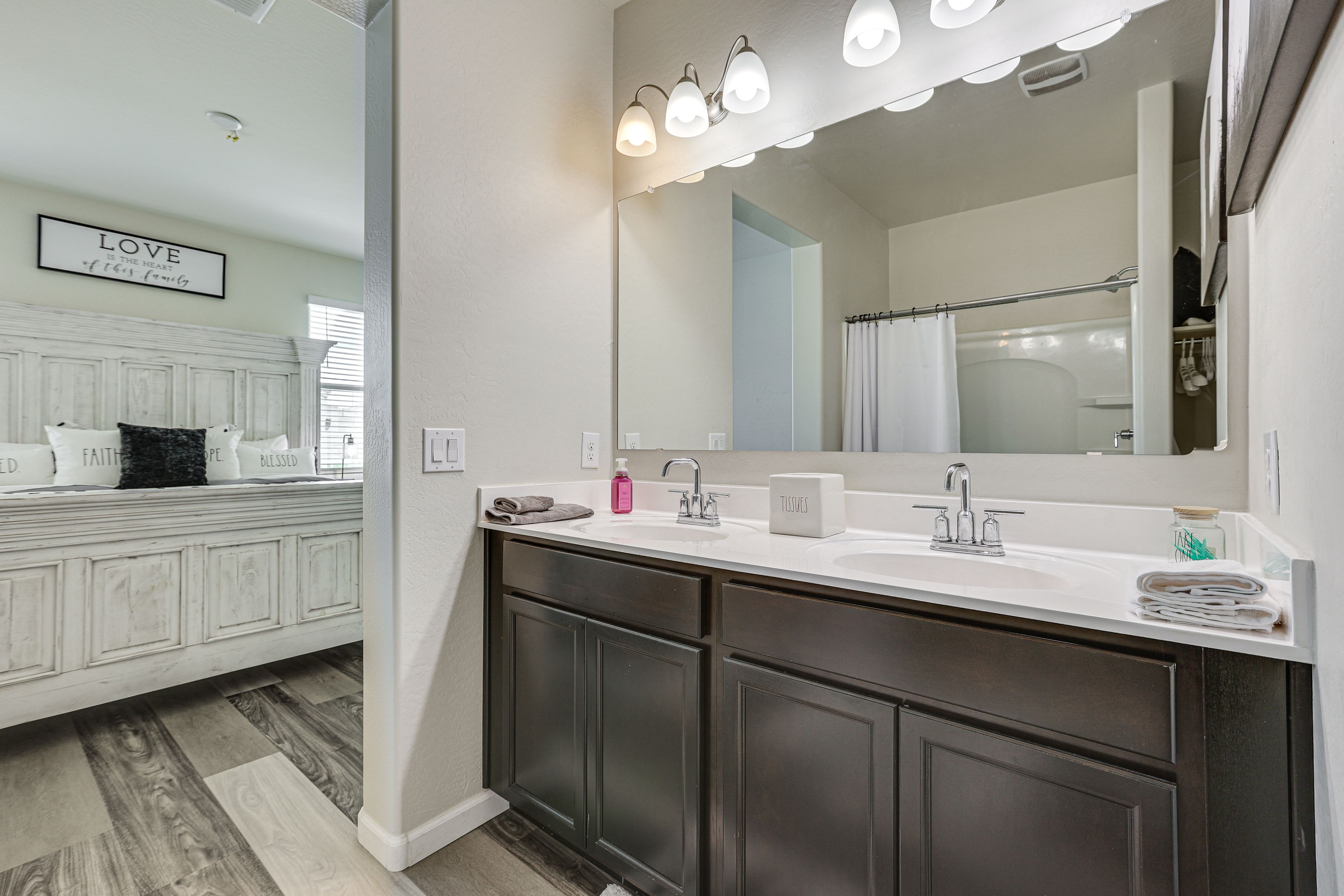 Full Bathroom | Complimentary Toiletries