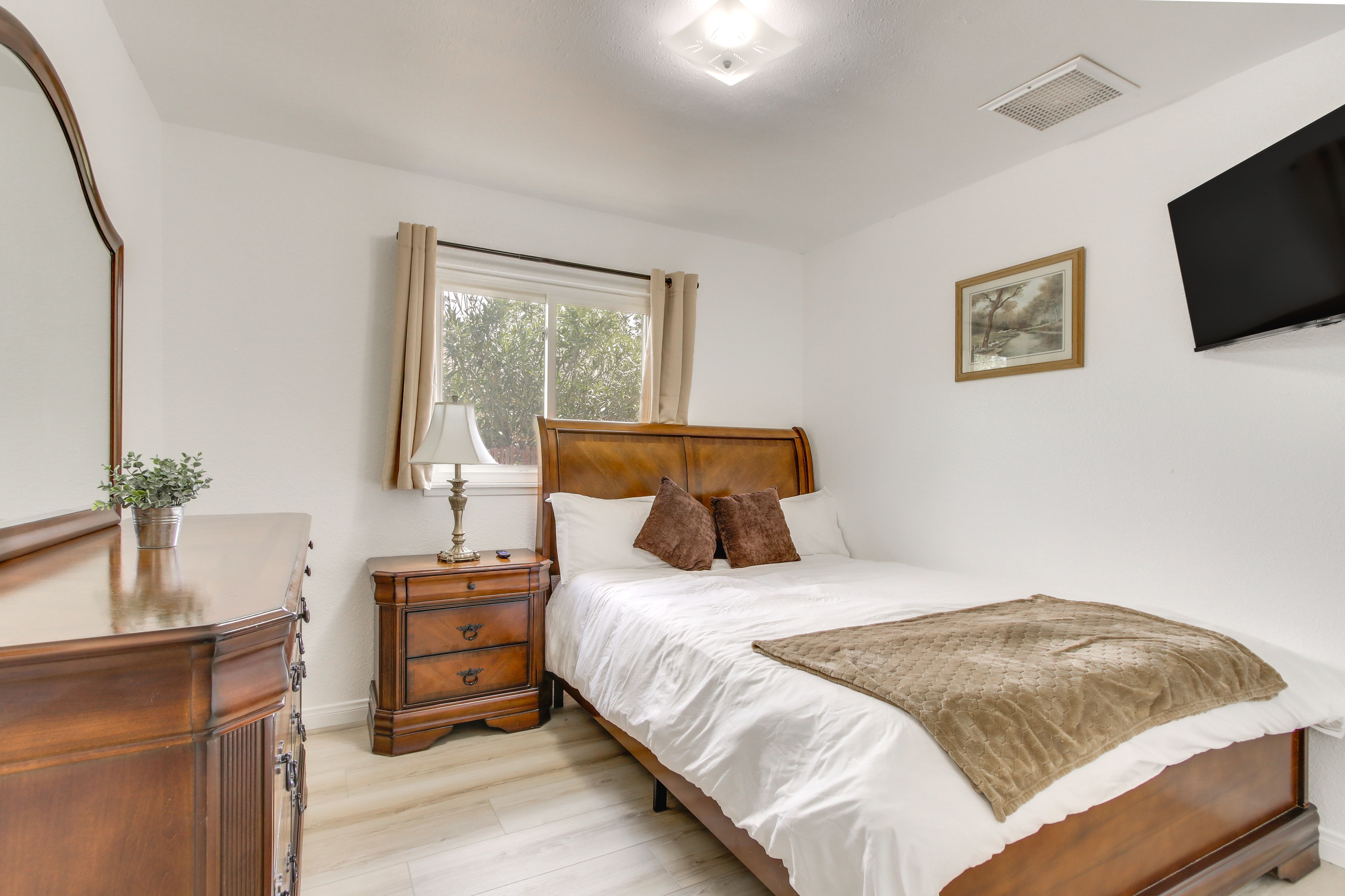 Bedroom 3 | Queen Bed | Smart TV