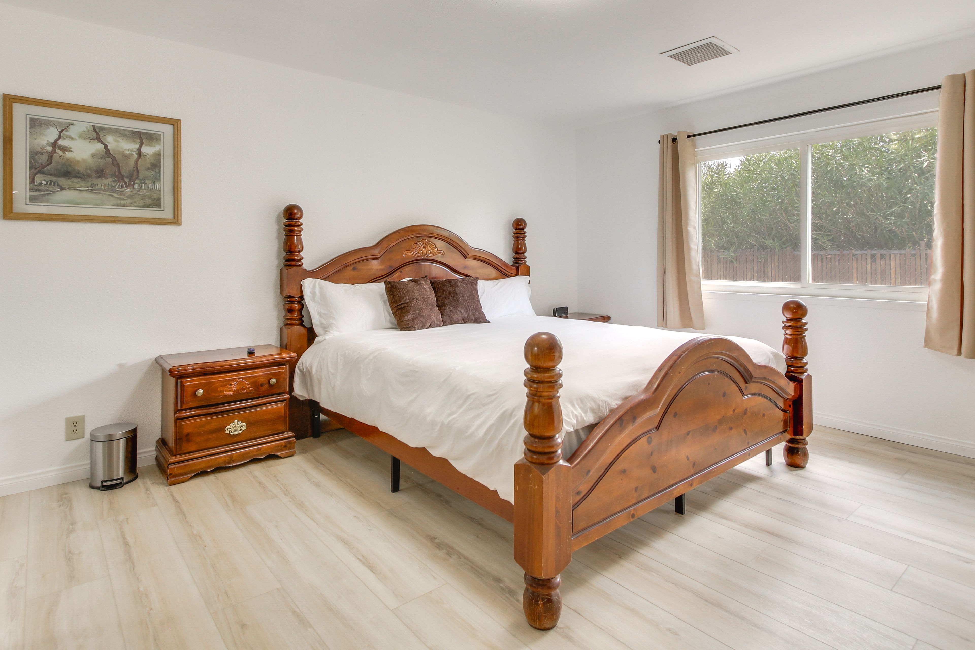 Bedroom 1 | California King Bed | Smart TV | En-Suite Bathroom