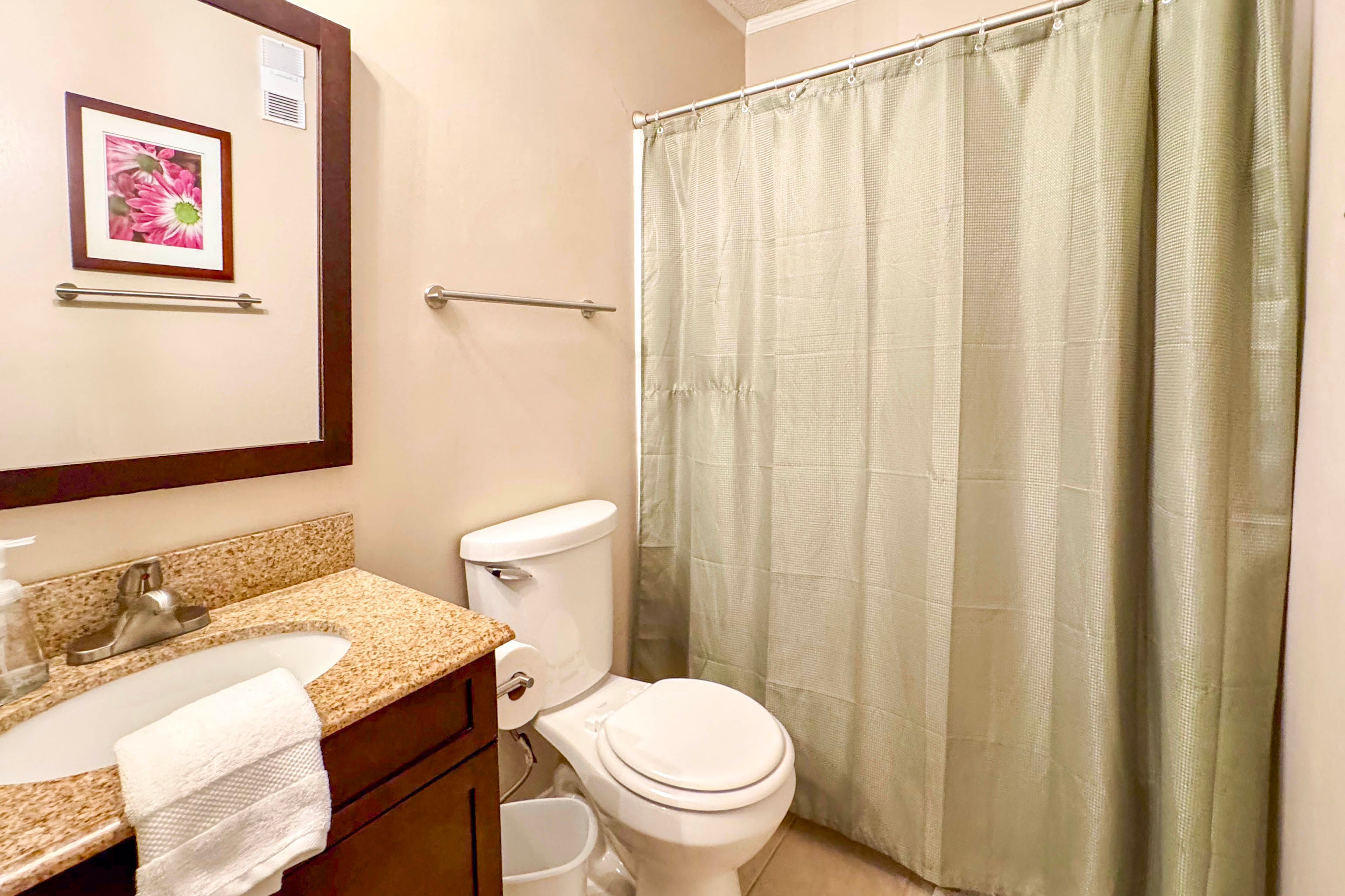 En-Suite Bathroom | Towels Provided | Complimentary Toiletries | Washer & Dryer