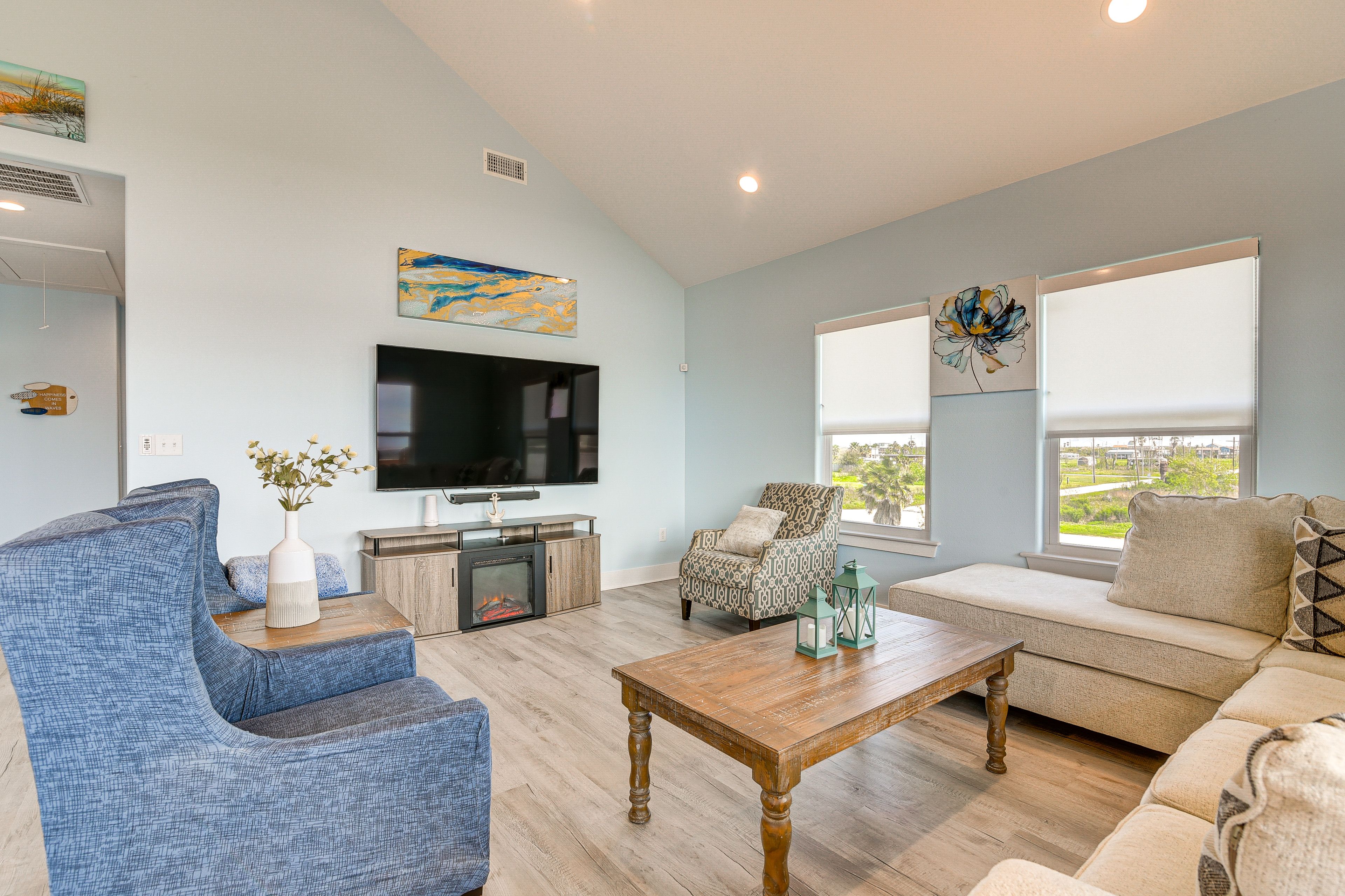 Living Room | Free WiFi | Central A/C | Electric Fireplace | Smart TV