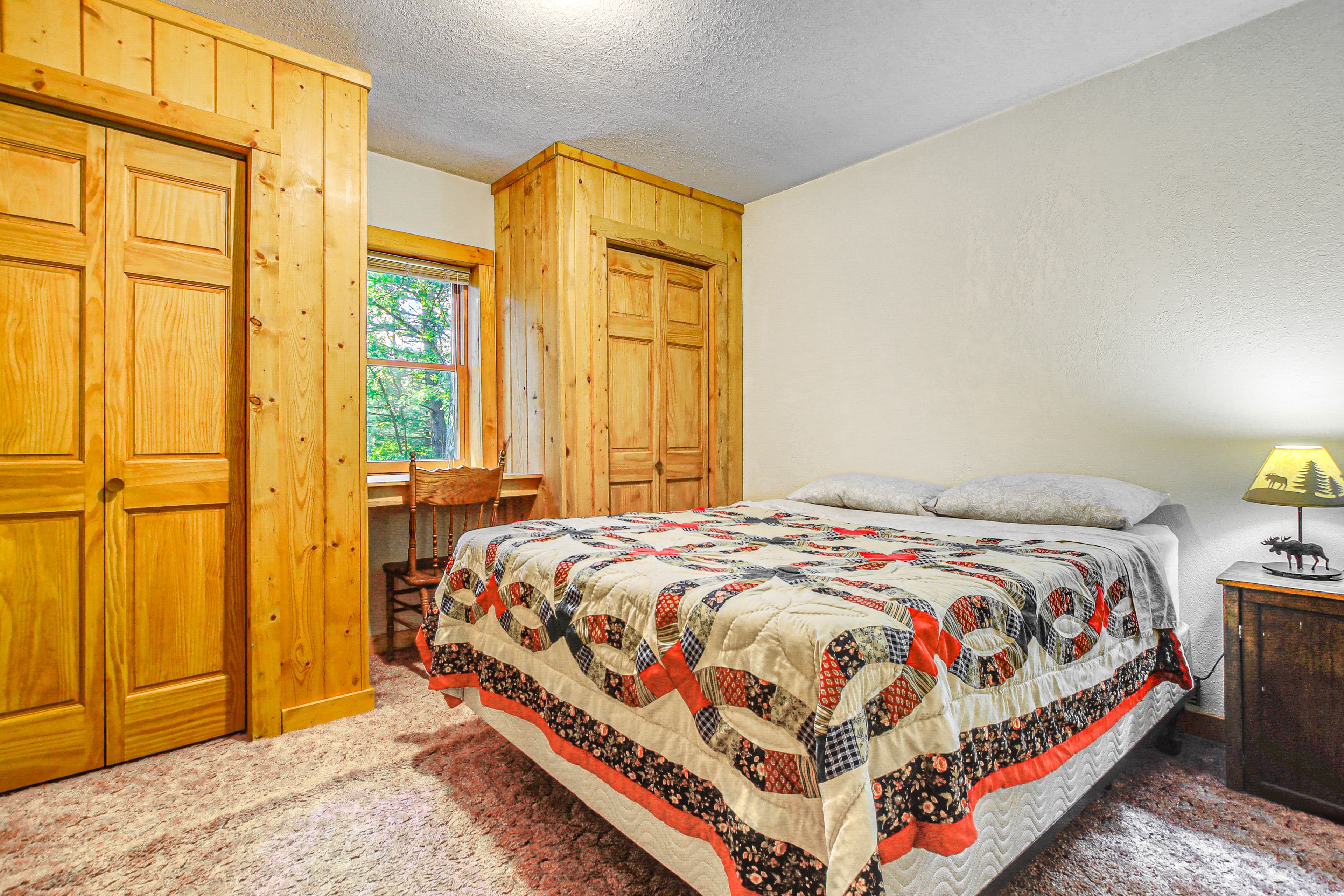 Bedroom 1 | Queen Bed | Main Floor