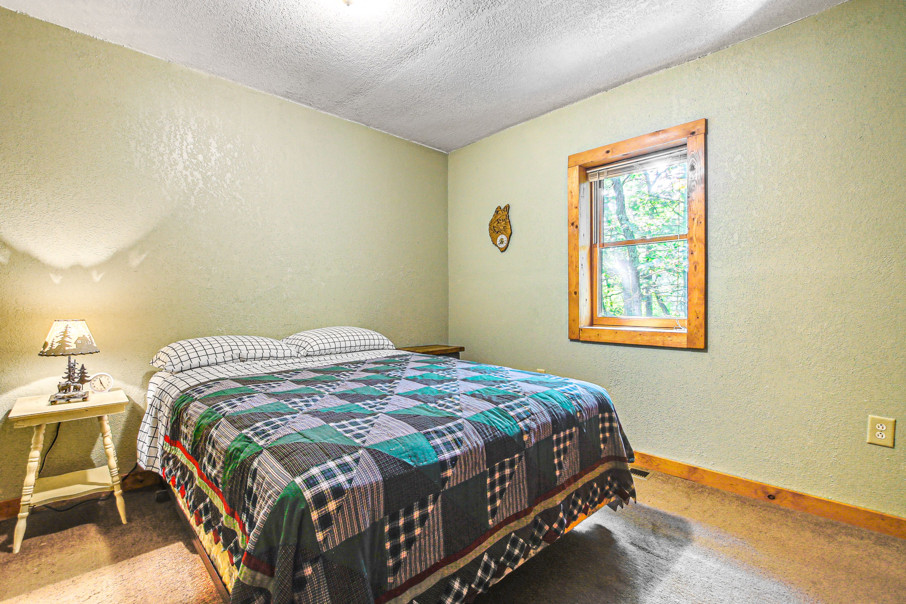 Bedroom 2 | Queen Bed | Main Floor