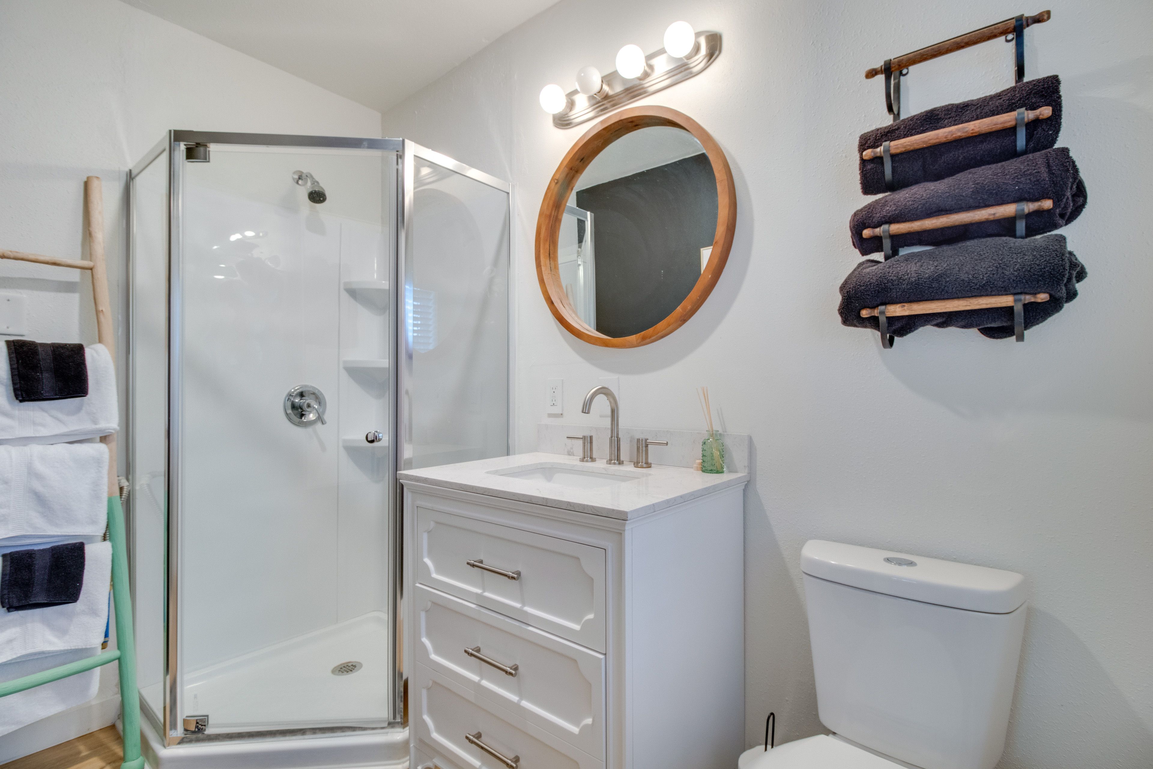 Full Bathroom | Towels Provided