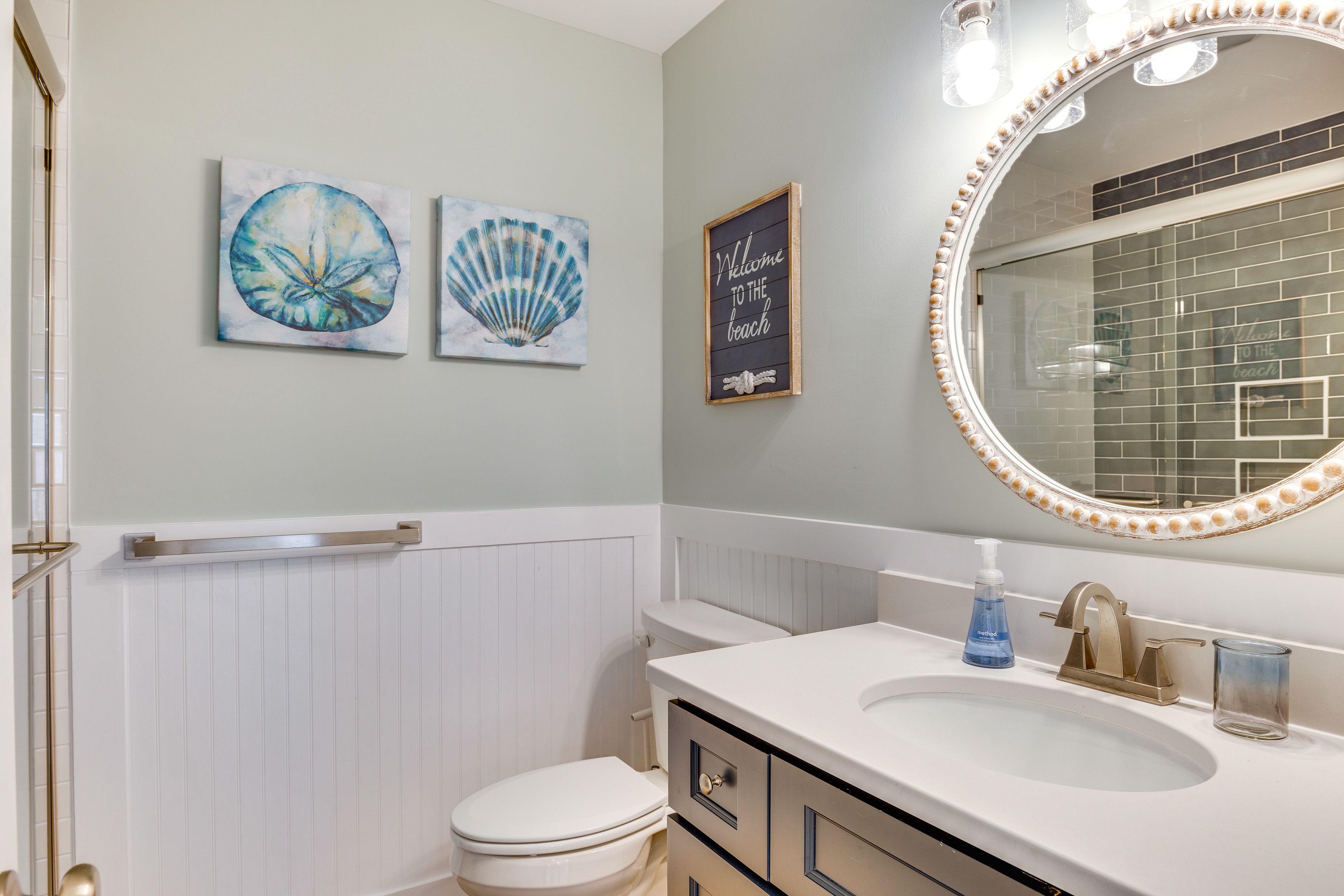 Full Bathroom | Towels Provided | 2nd Floor