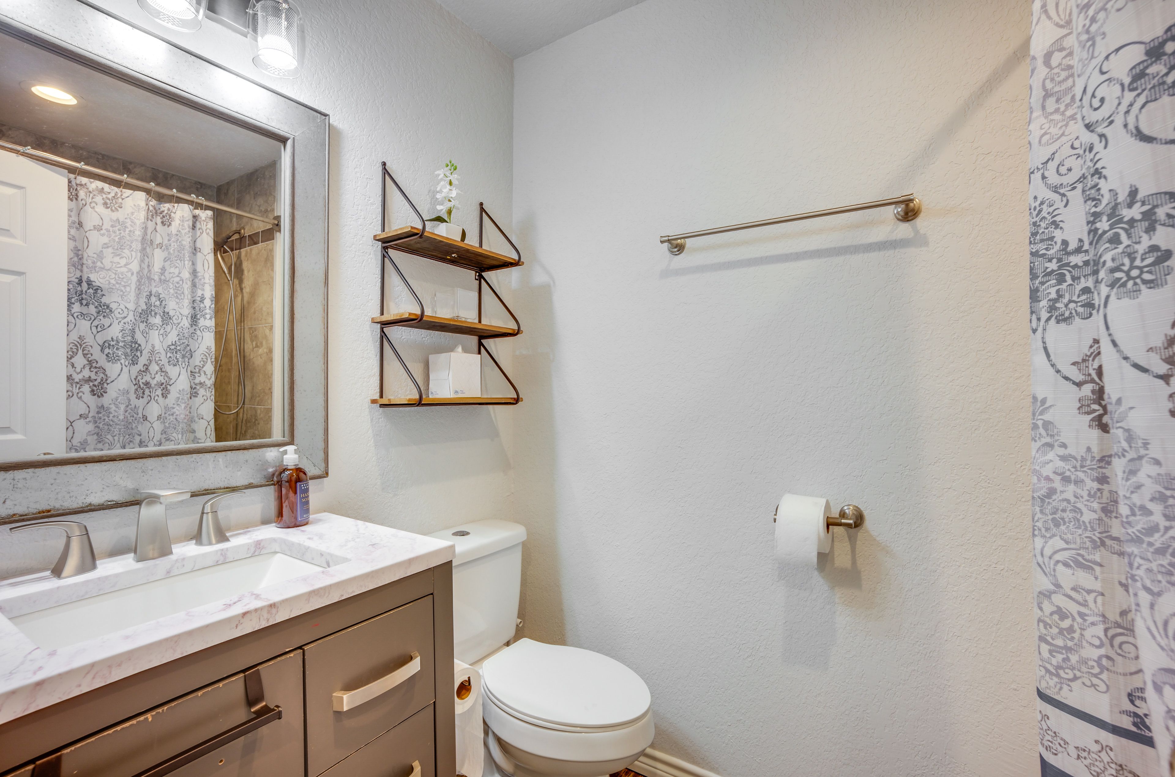 Full Bathroom | 2nd Floor | Complimentary Toiletries