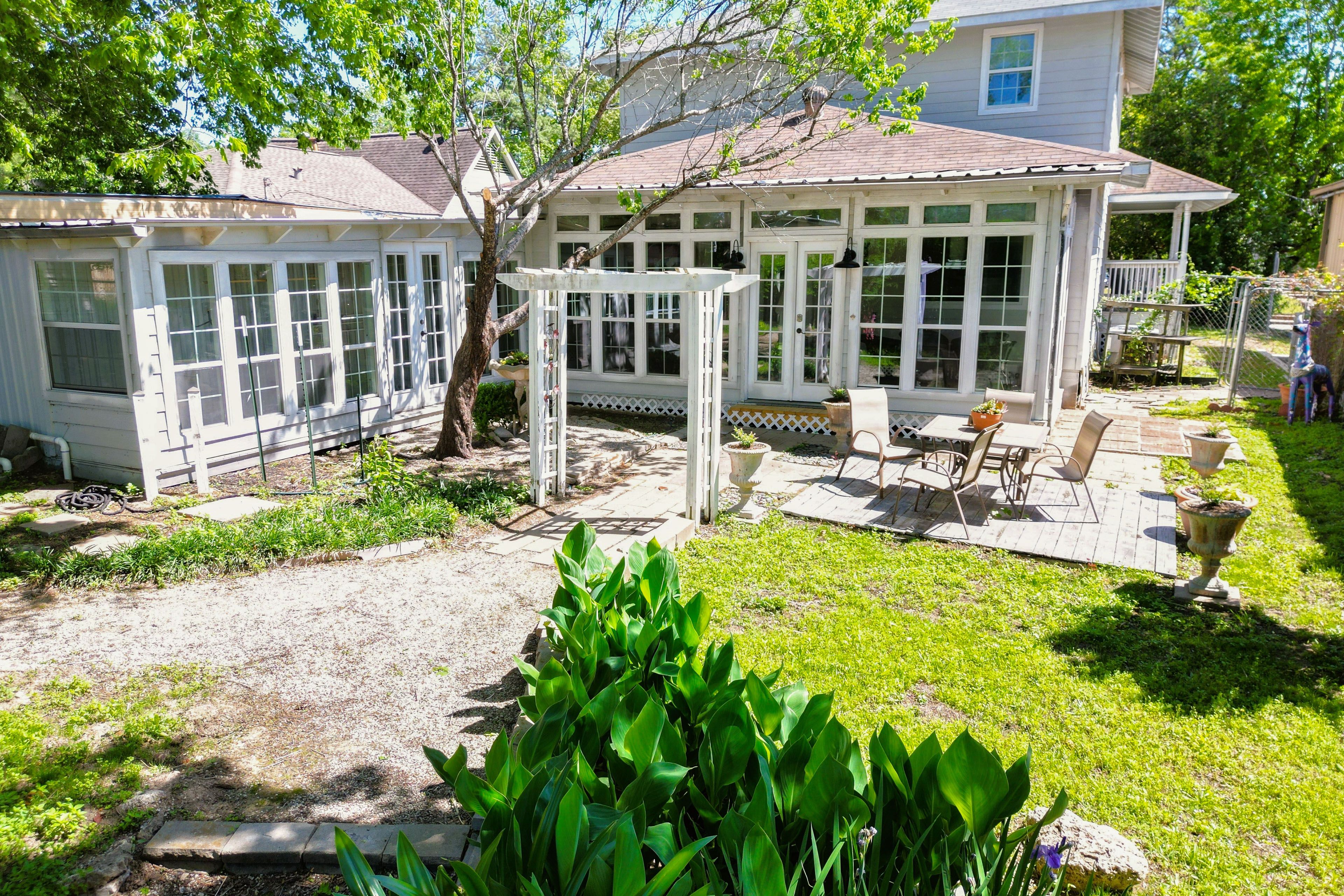 Conroe Vacation Rental | 3BR | 2.5BA | Stairs Required | 1,200 Sq Ft