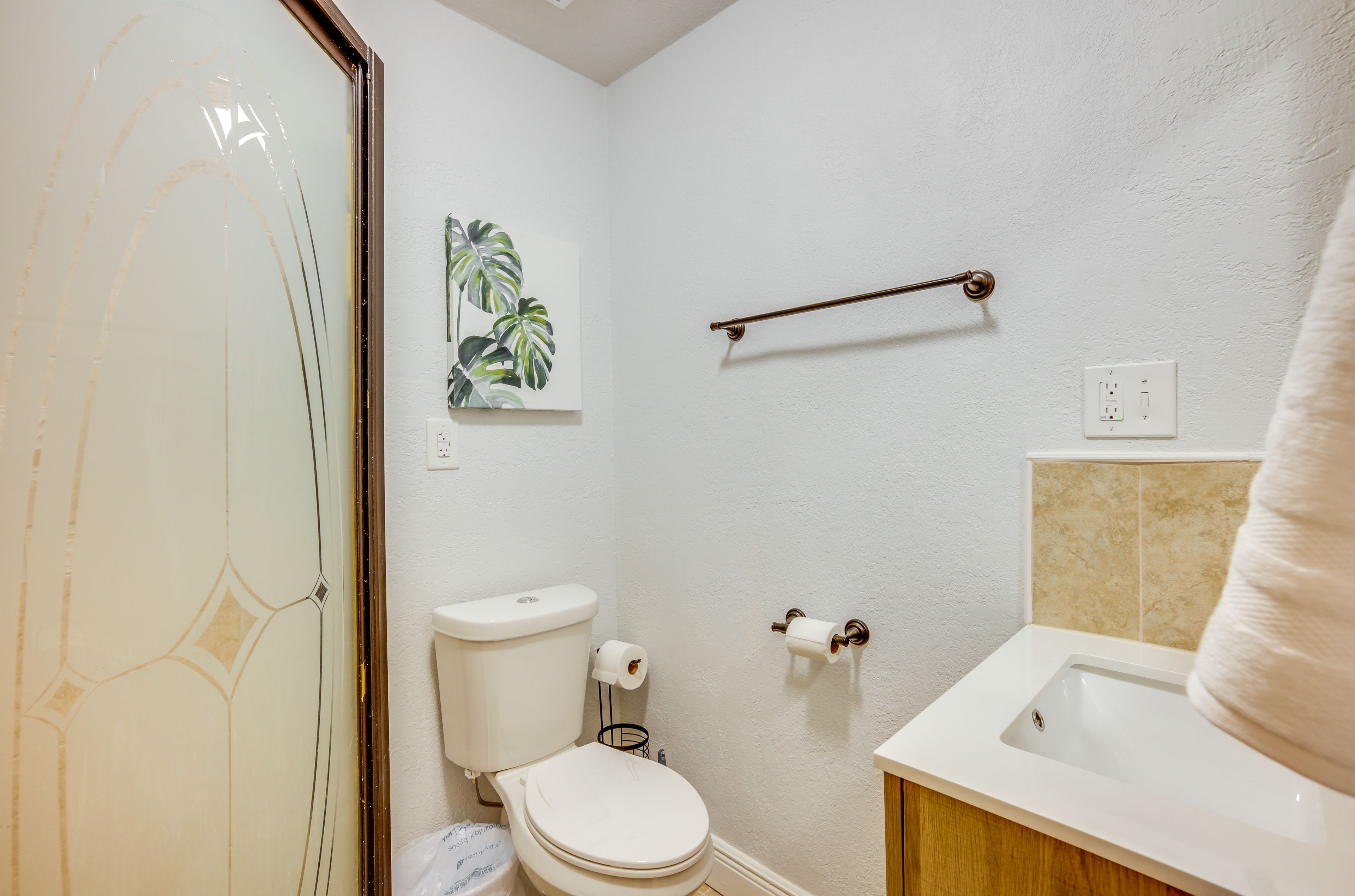 Full Bathroom | Towels Provided | Complimentary Toiletries