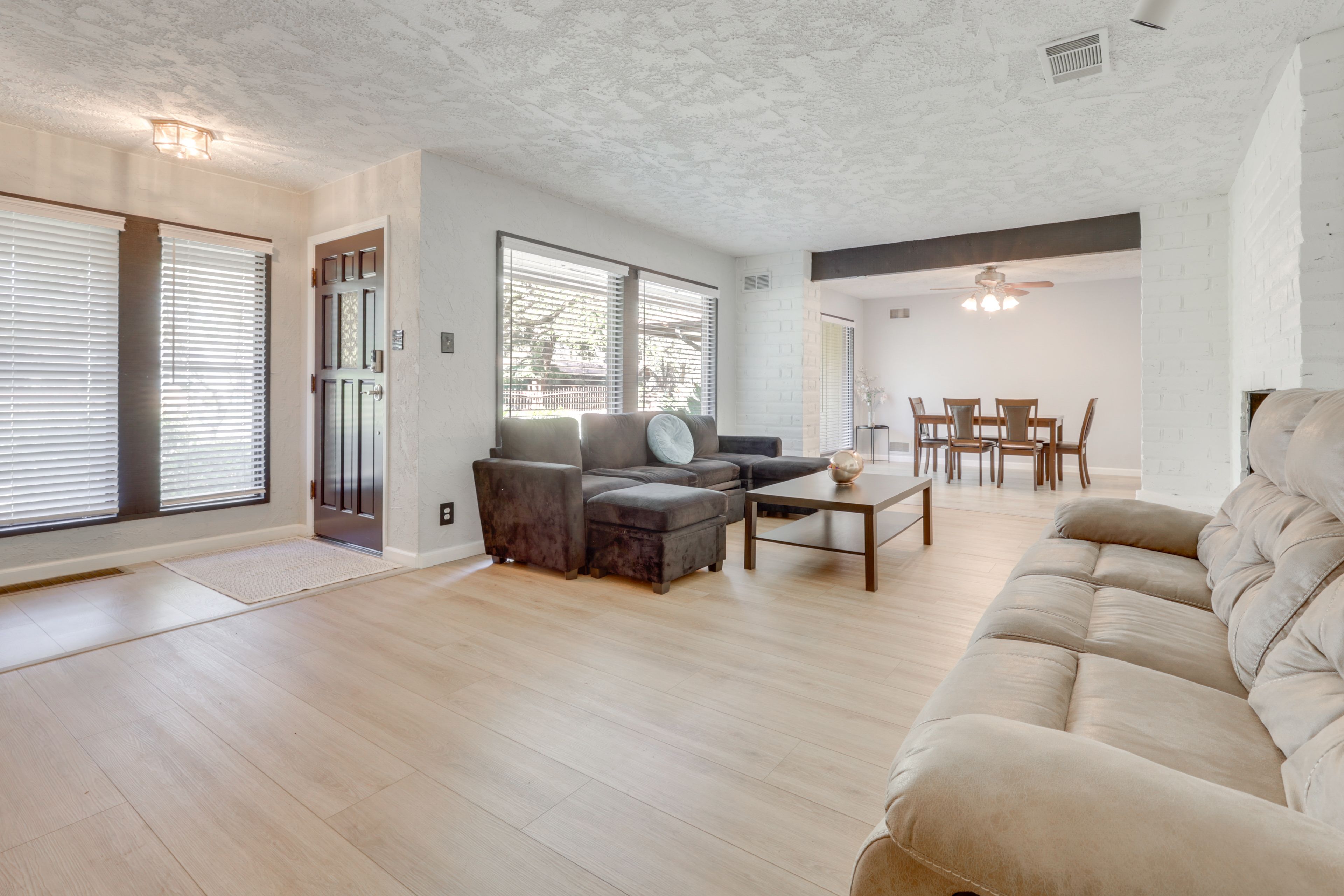 Den | Smart TV | Free WiFi | Fireplace | Wet Bar