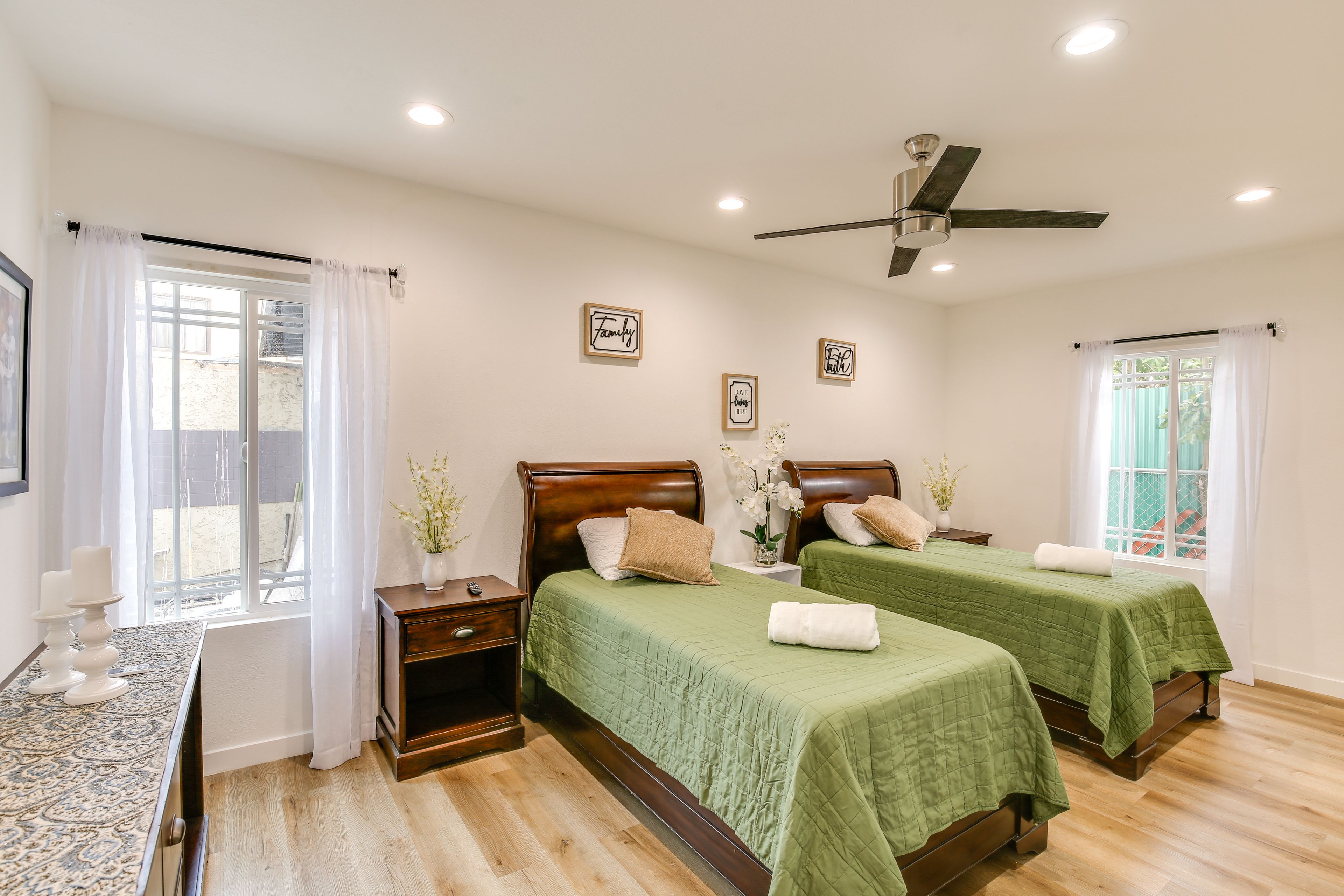 Bedroom 2 | 2 Twin Beds | Smart TV
