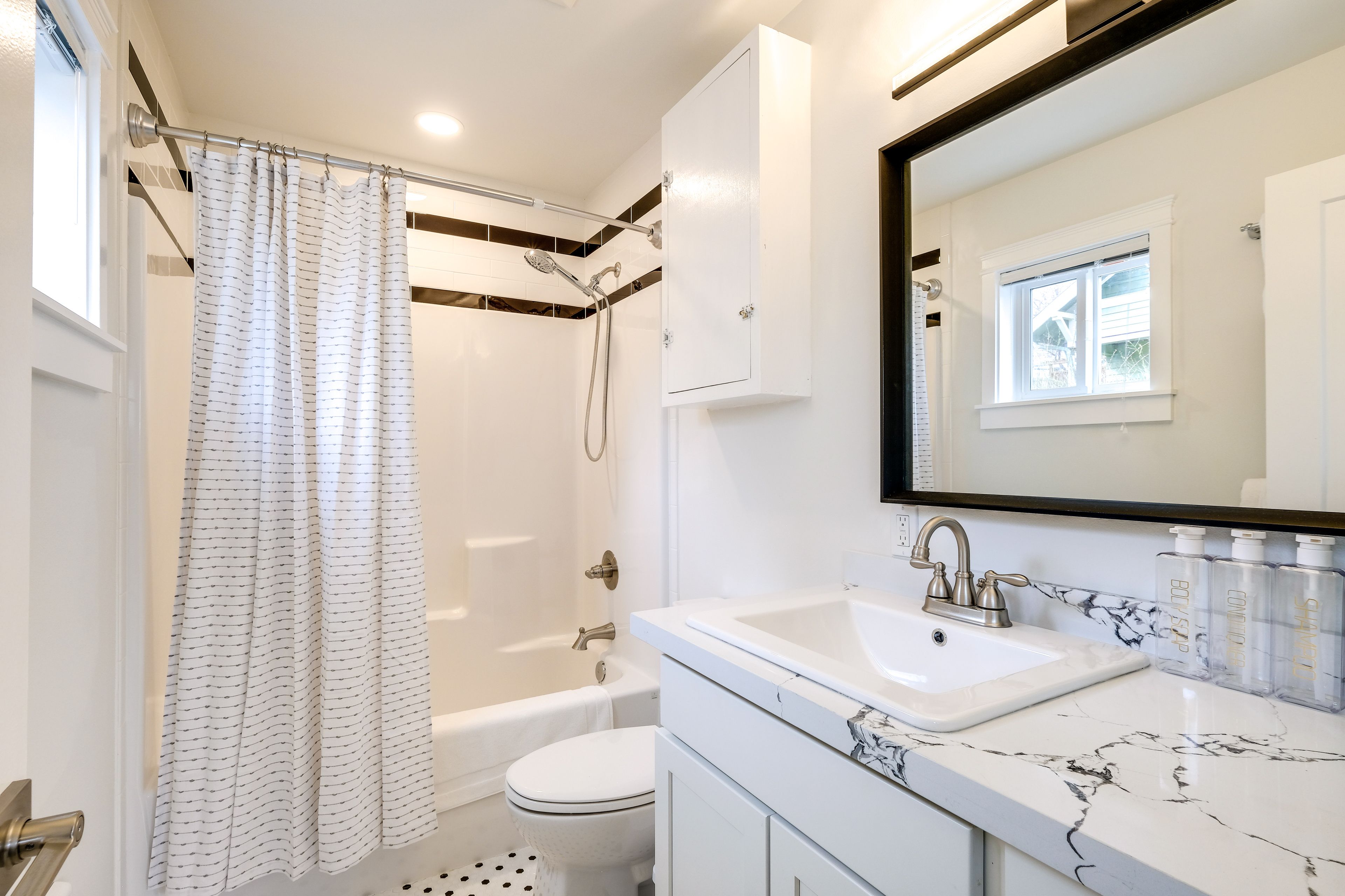 Full Bathroom | Complimentary Toiletries | Towels Provided | 1st Floor