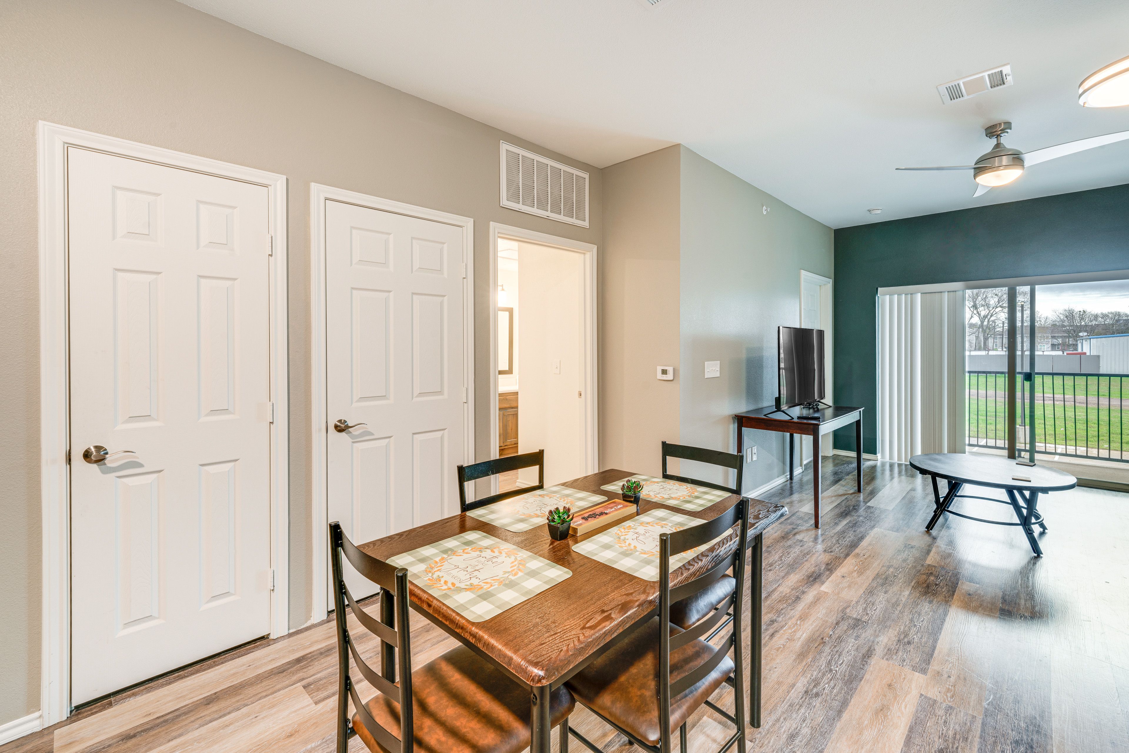 Dining Area | Dishware/Flatware Provided