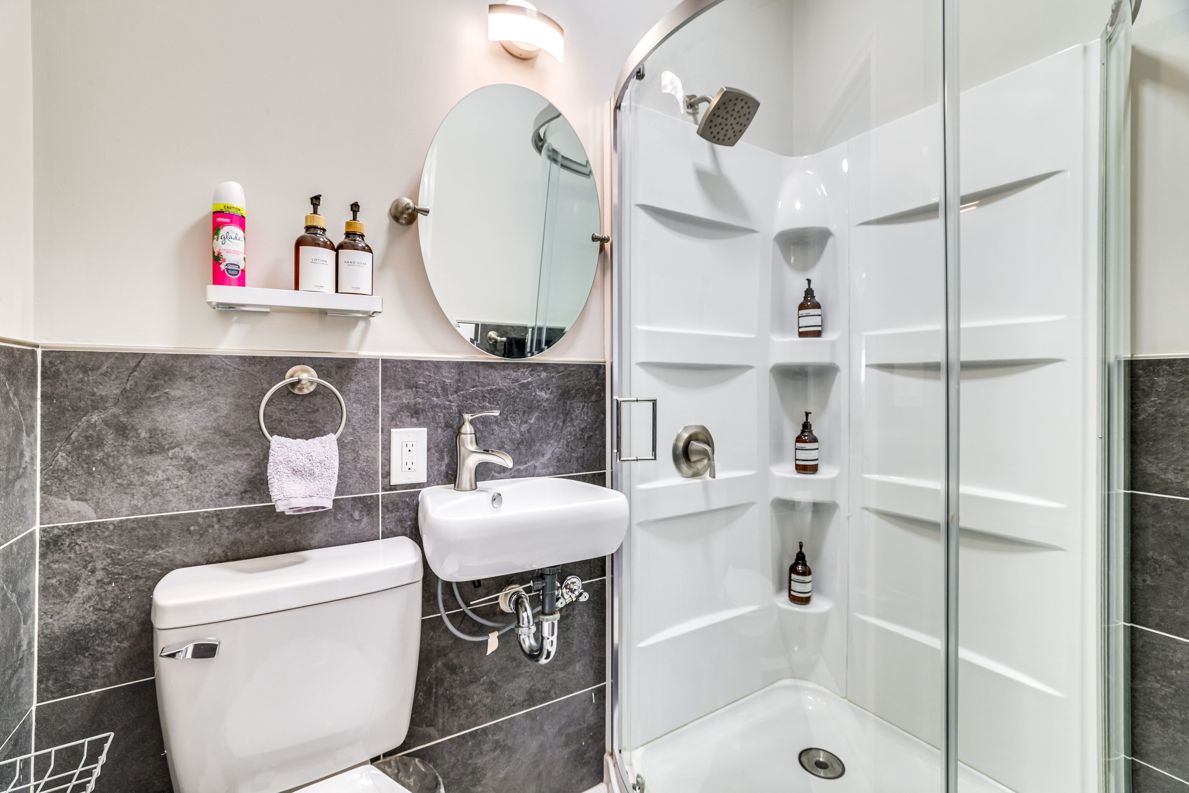 Full Bathroom | Main Level | Towels Provided
