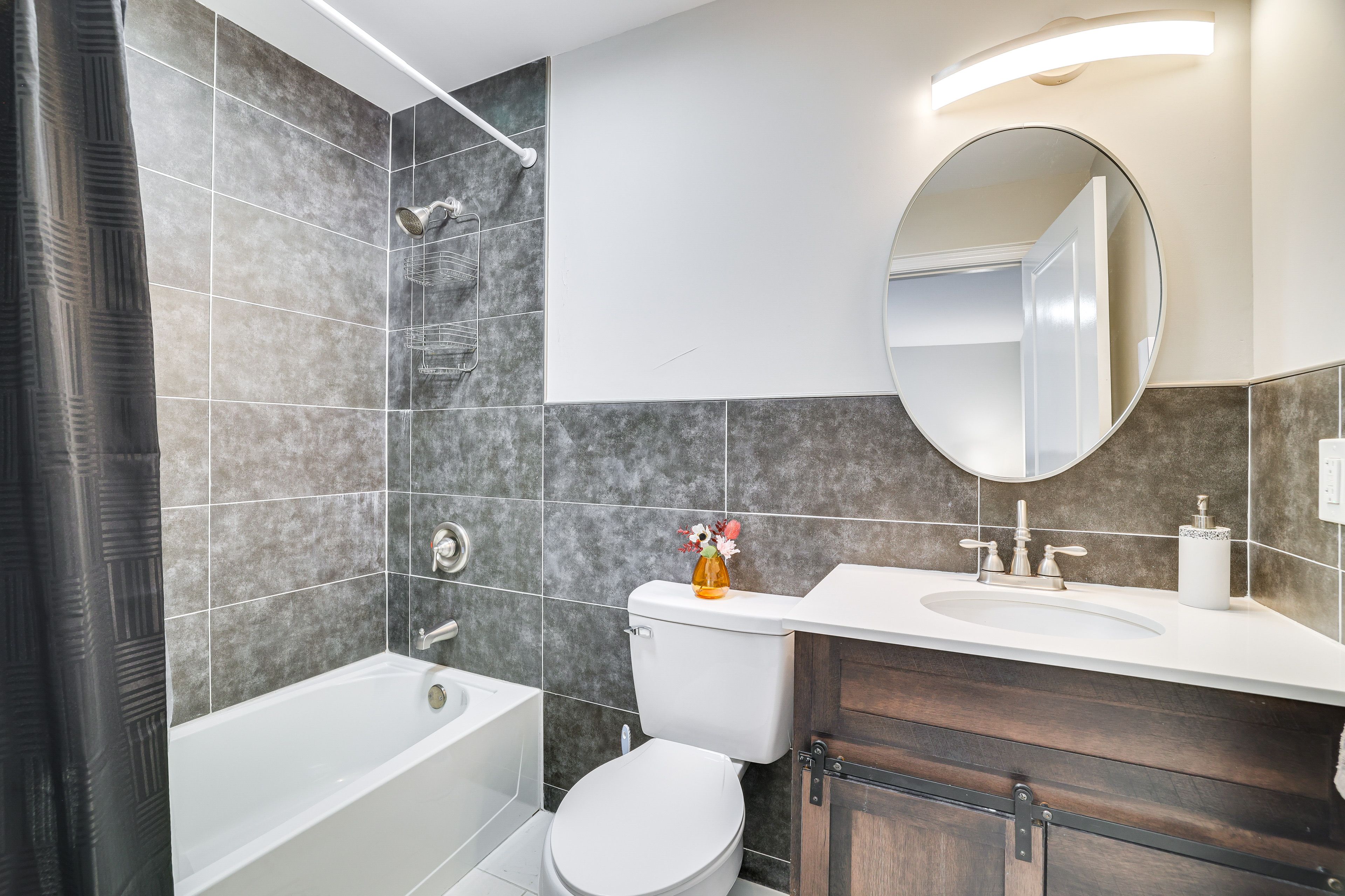 En-Suite Bathroom | Upper Level | Complimentary Toiletries | Hair Dryer