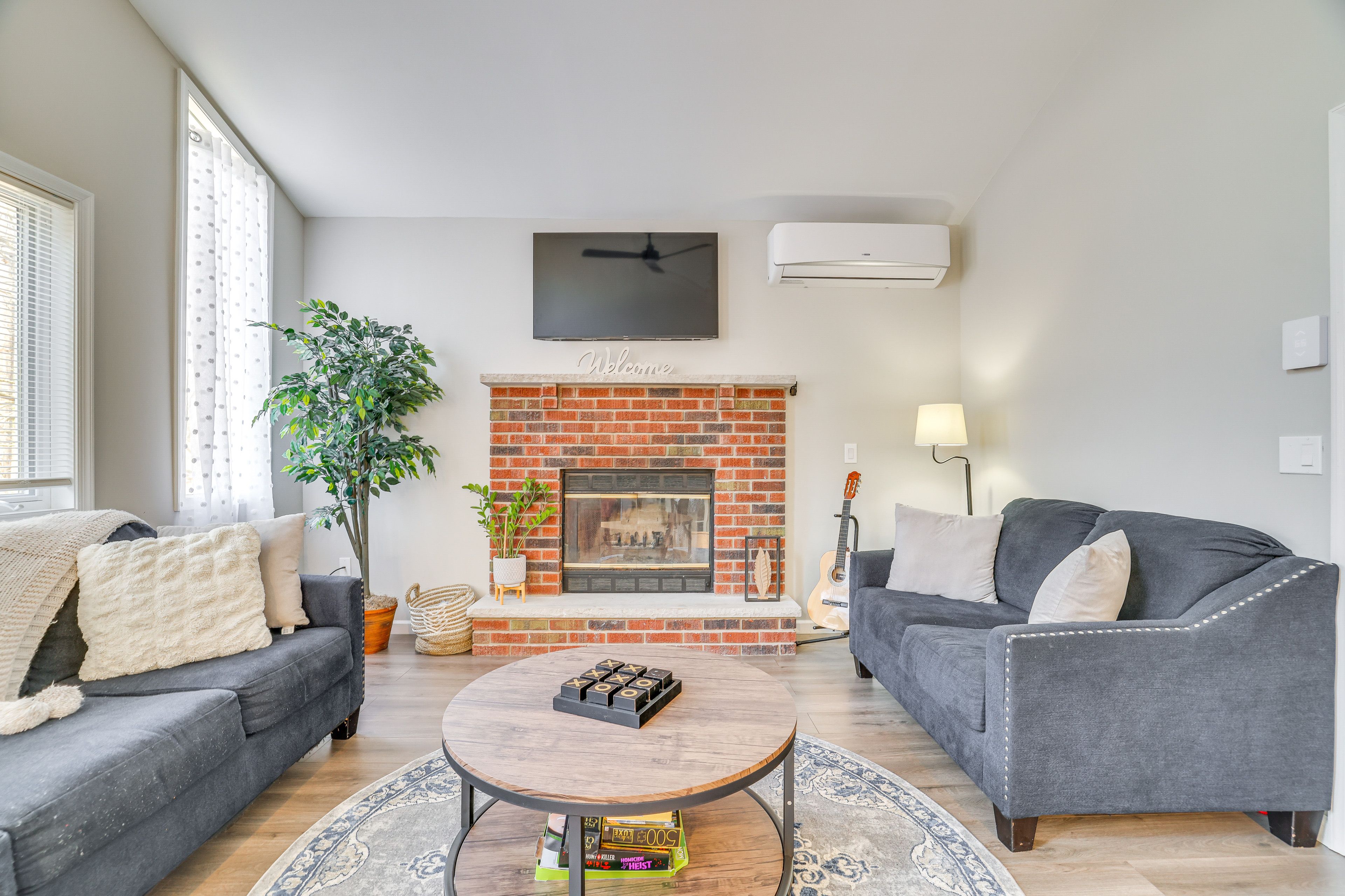 Living Room | Upper Level | Smart TV | Wood-Burning Fireplace | Board Games