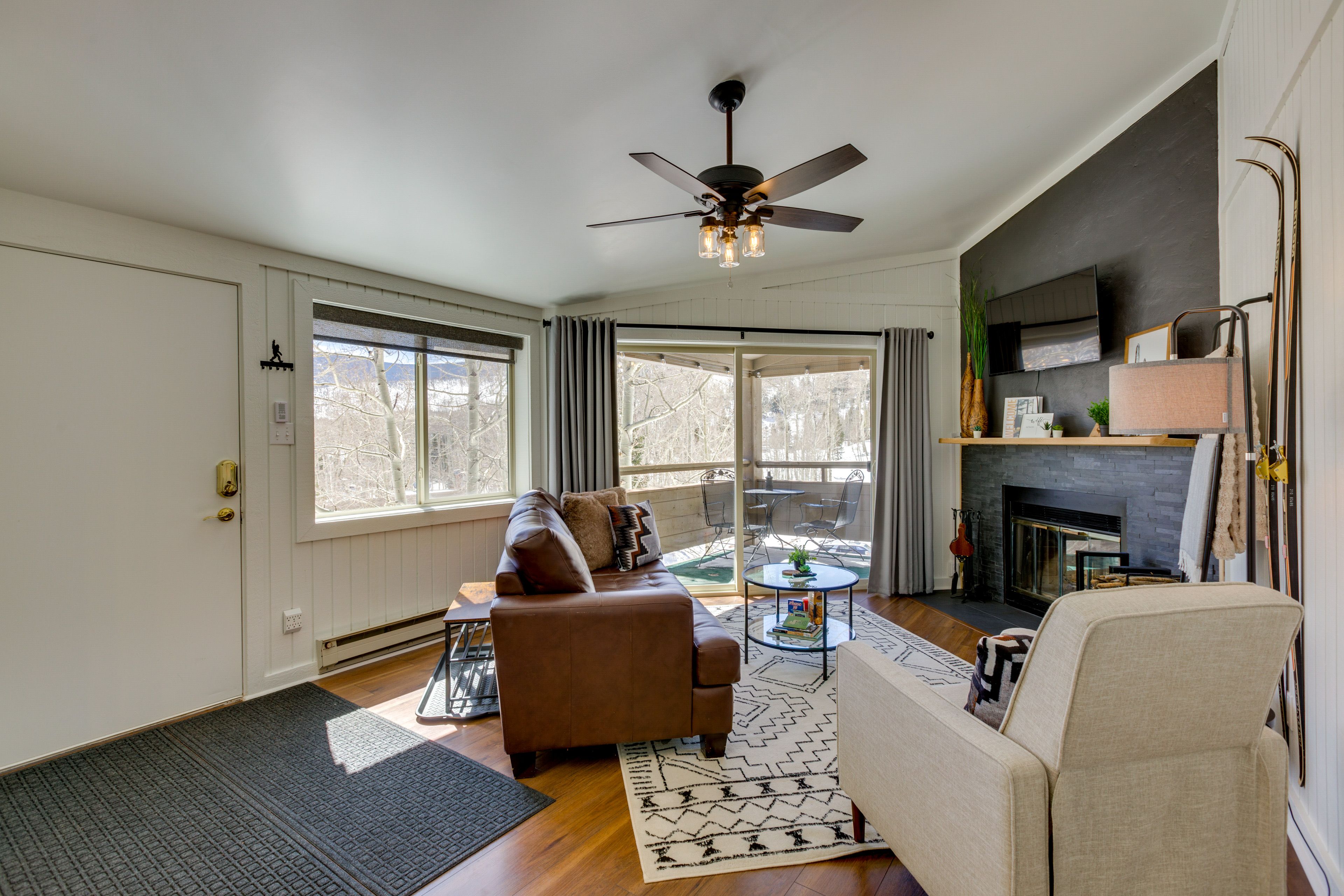 Living Room | Smart TV | Fireplace