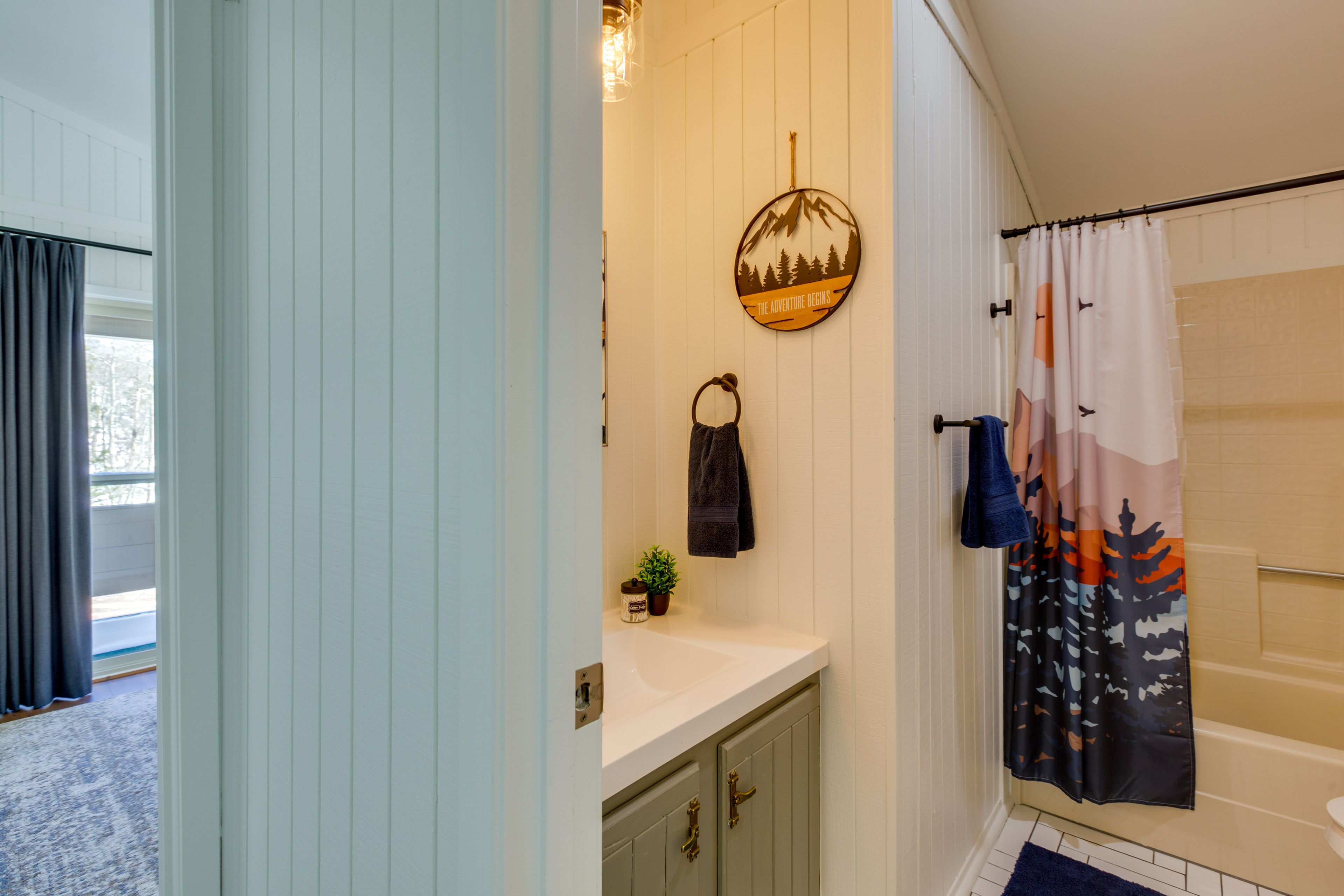 Full Bathroom | Towels Provided | Complimentary Toiletries