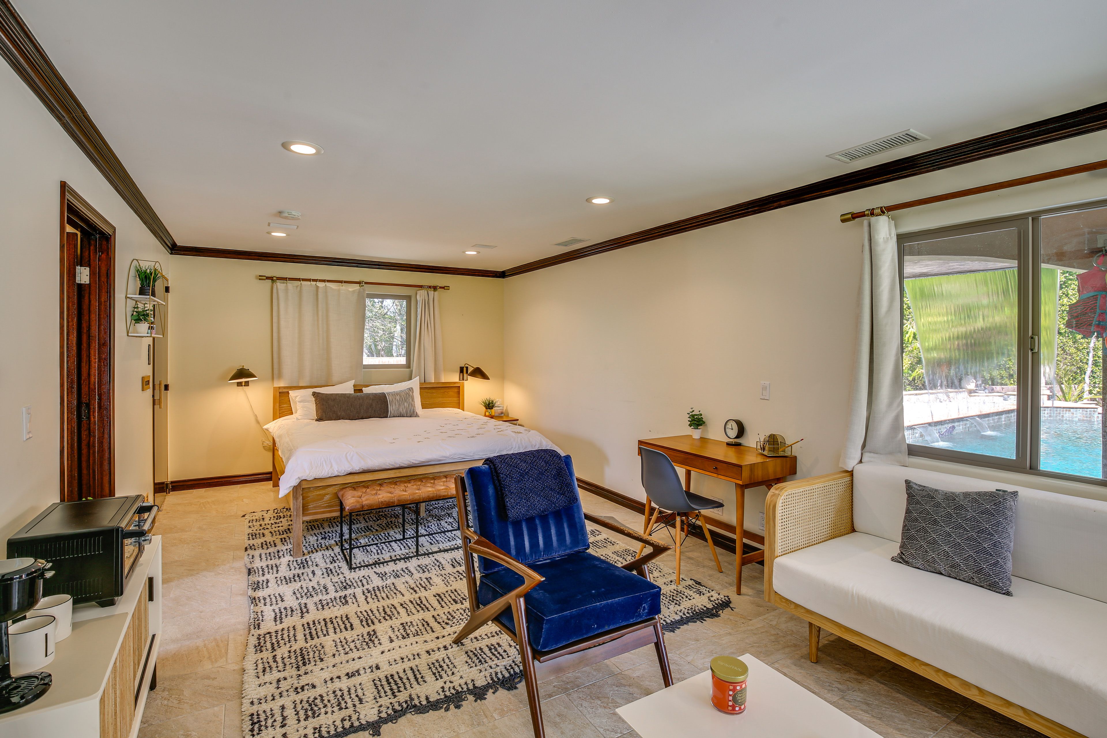 Detached Studio | King Bed | Flat-Screen TV | Single-Serve Coffee Maker