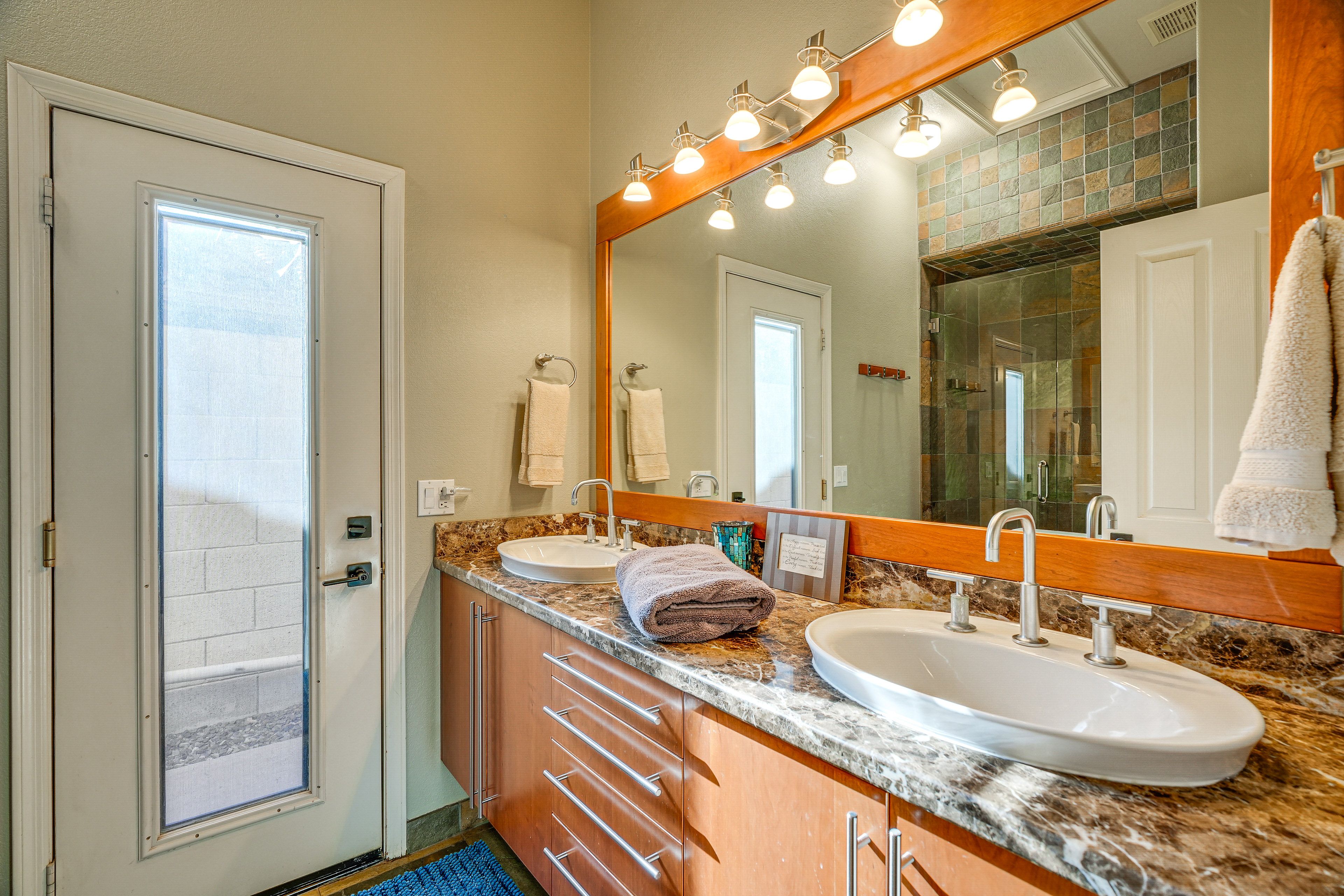 Full Bathroom | Complimentary Toiletries