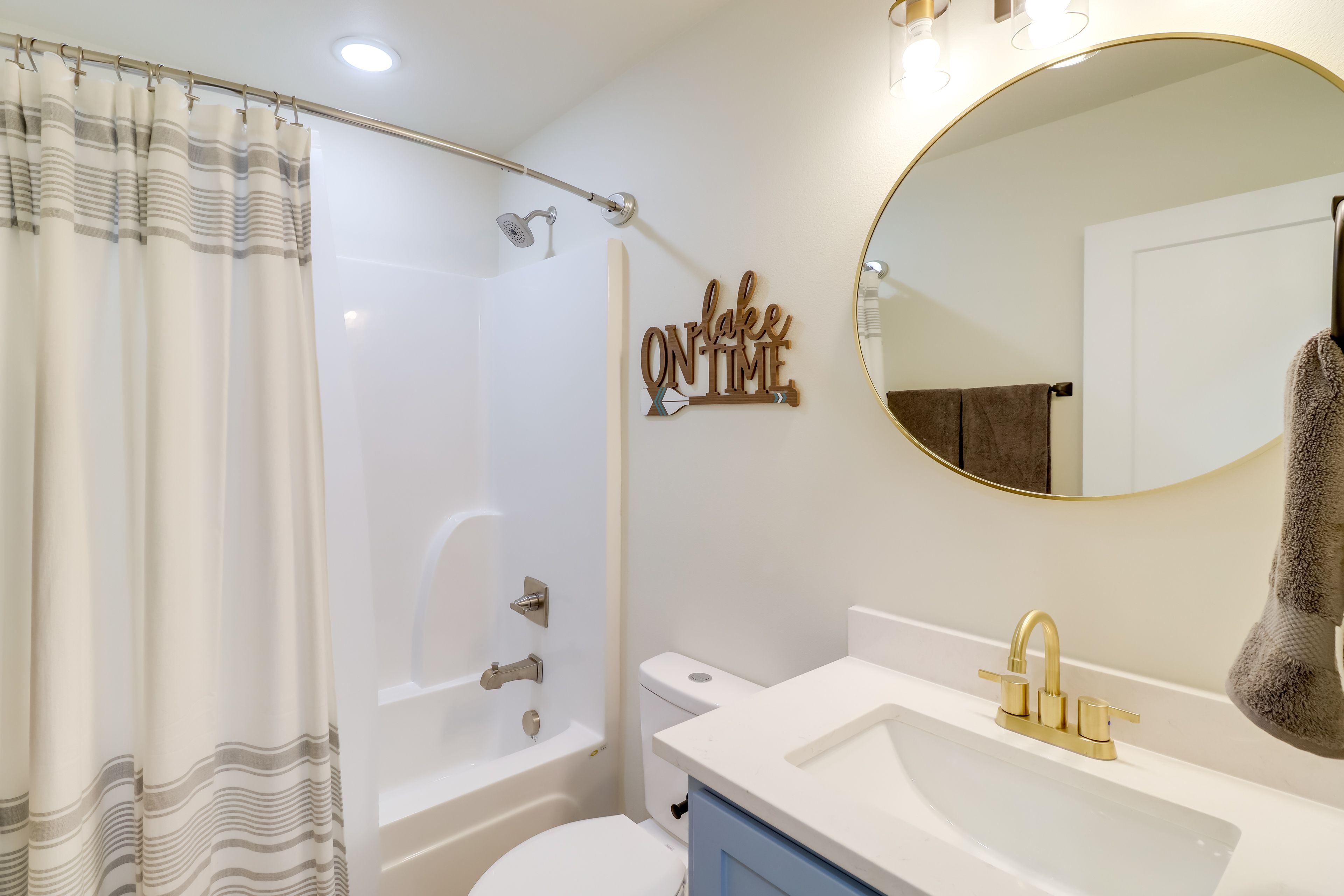 Full Bathroom | Hair Dryer | 1st Floor