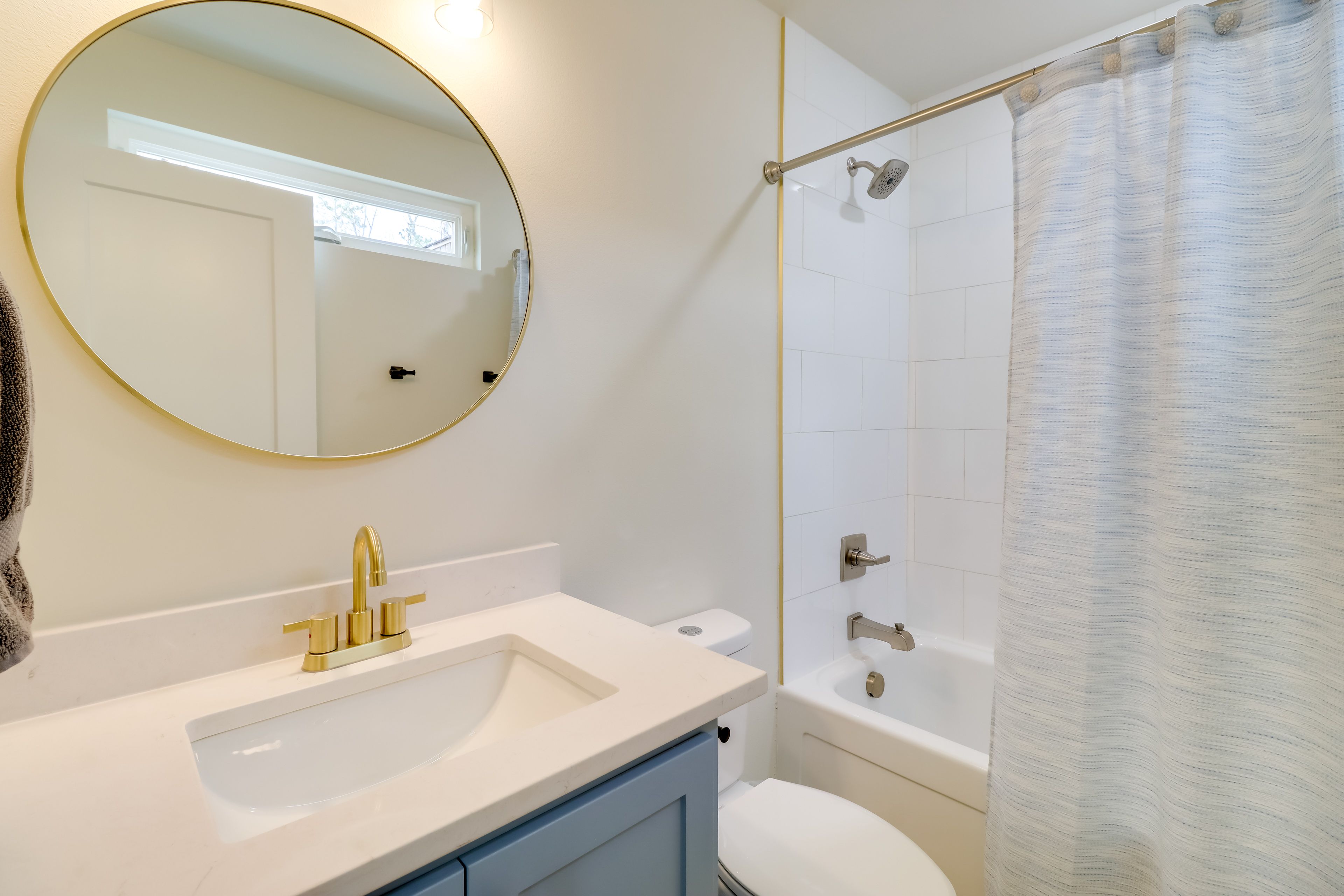 Full Bathroom | Towels Provided | Complimentary Toiletries | 1st Floor