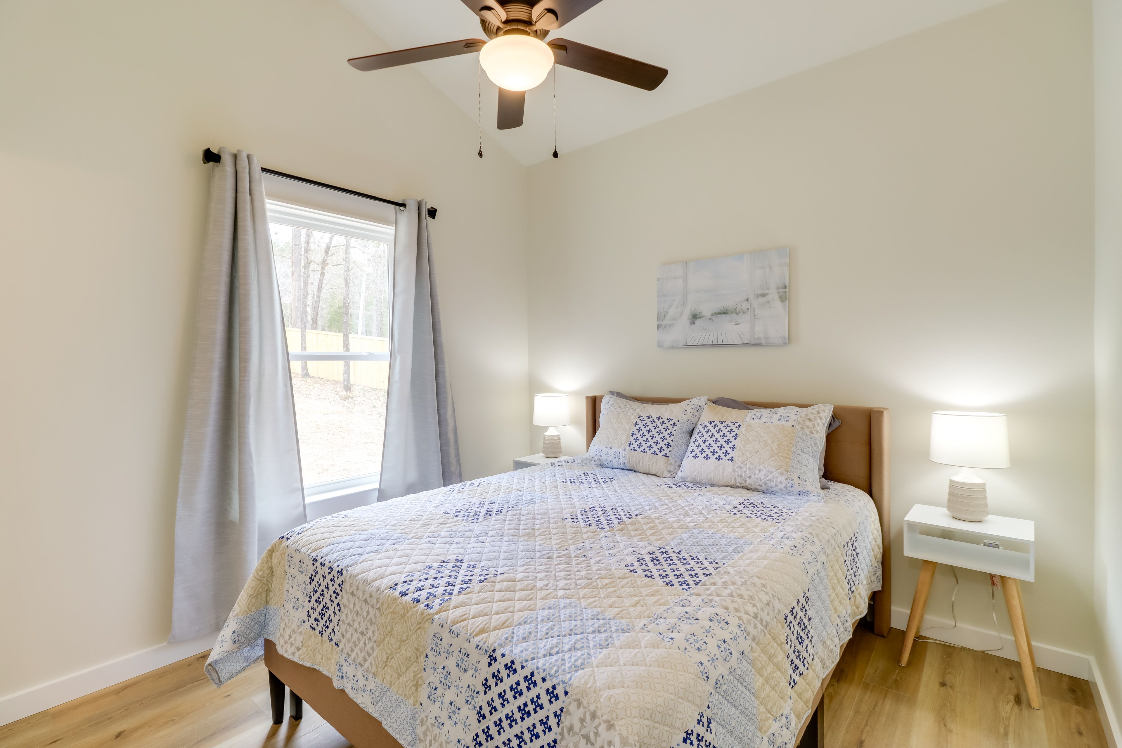 Bedroom 1 | Queen Bed | Linens Provided | En-Suite Bathroom | 1st Floor