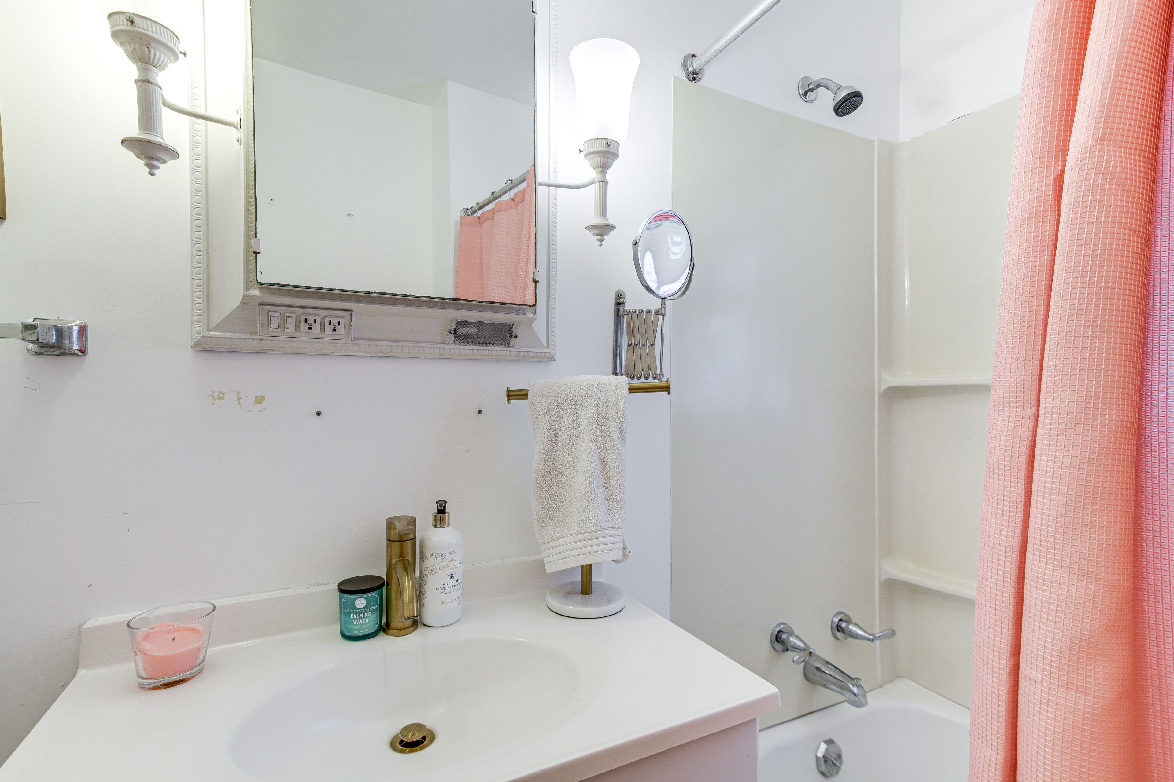 Full Bathroom | Complimentary Toiletries