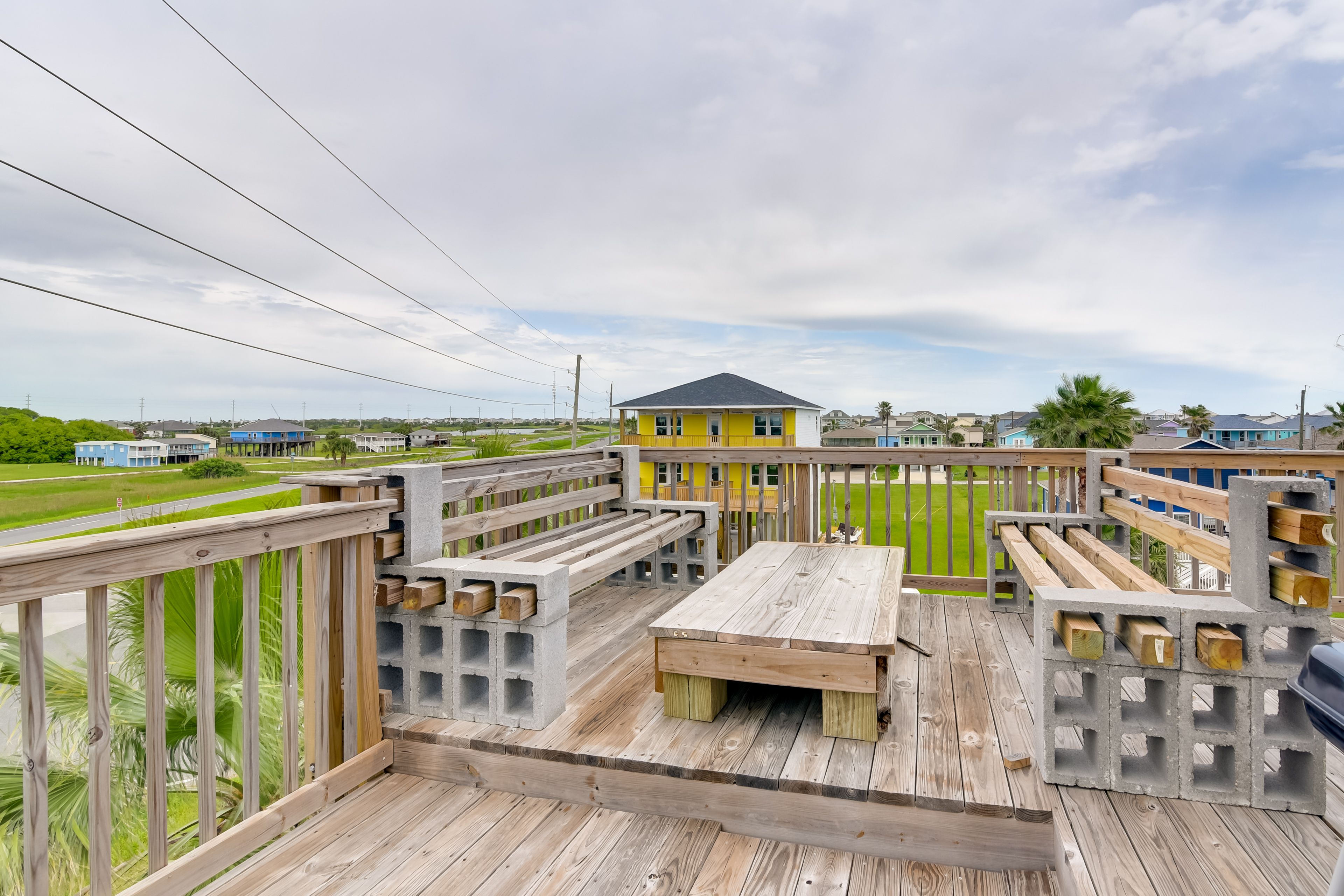 Rooftop Deck | Outdoor Seating | Self Check-In | 9 Mi to Moody Gardens