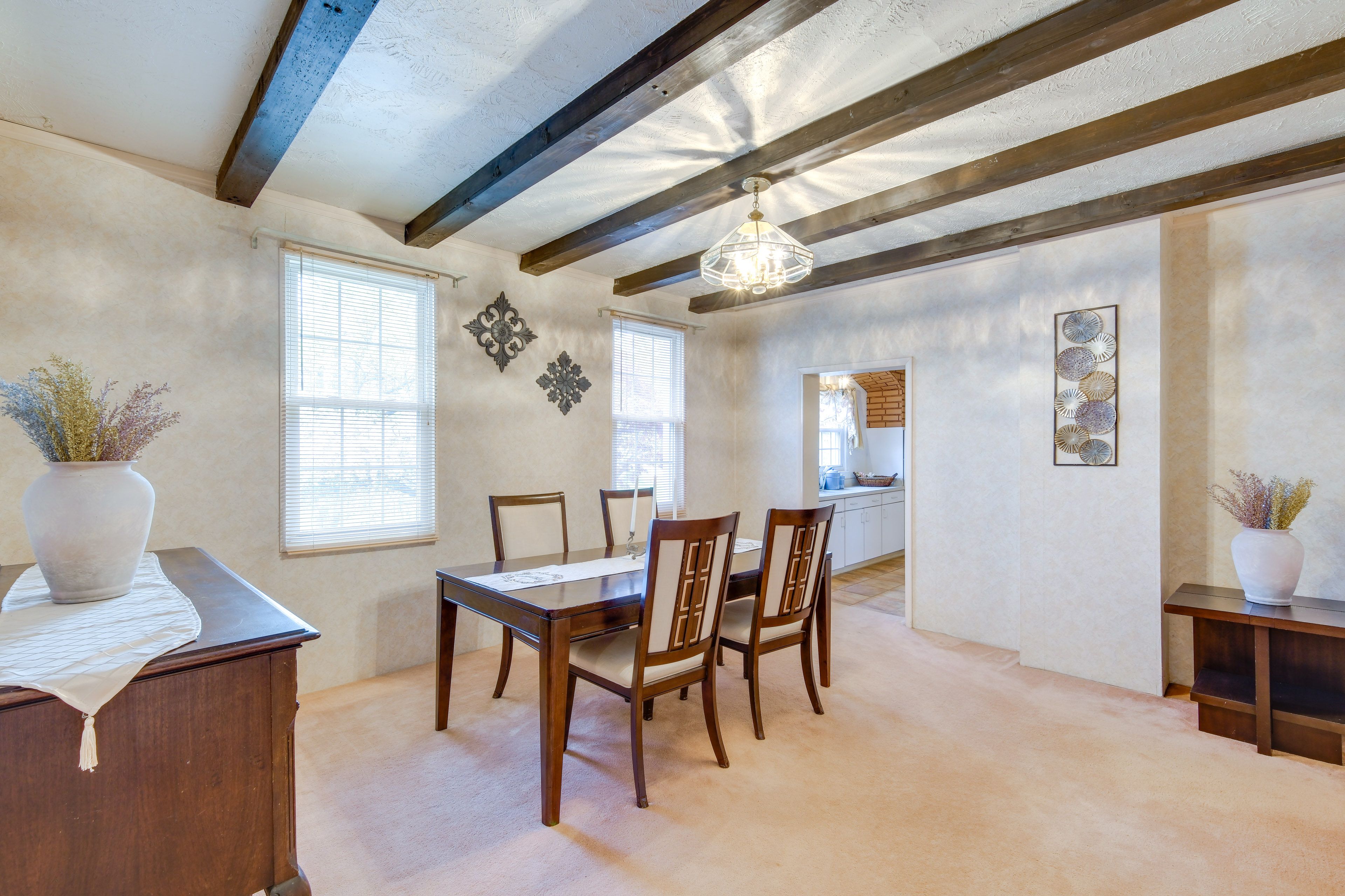 Dining Room | Central Air Conditioning/Heat | Free WiFi | Single-Story Unit