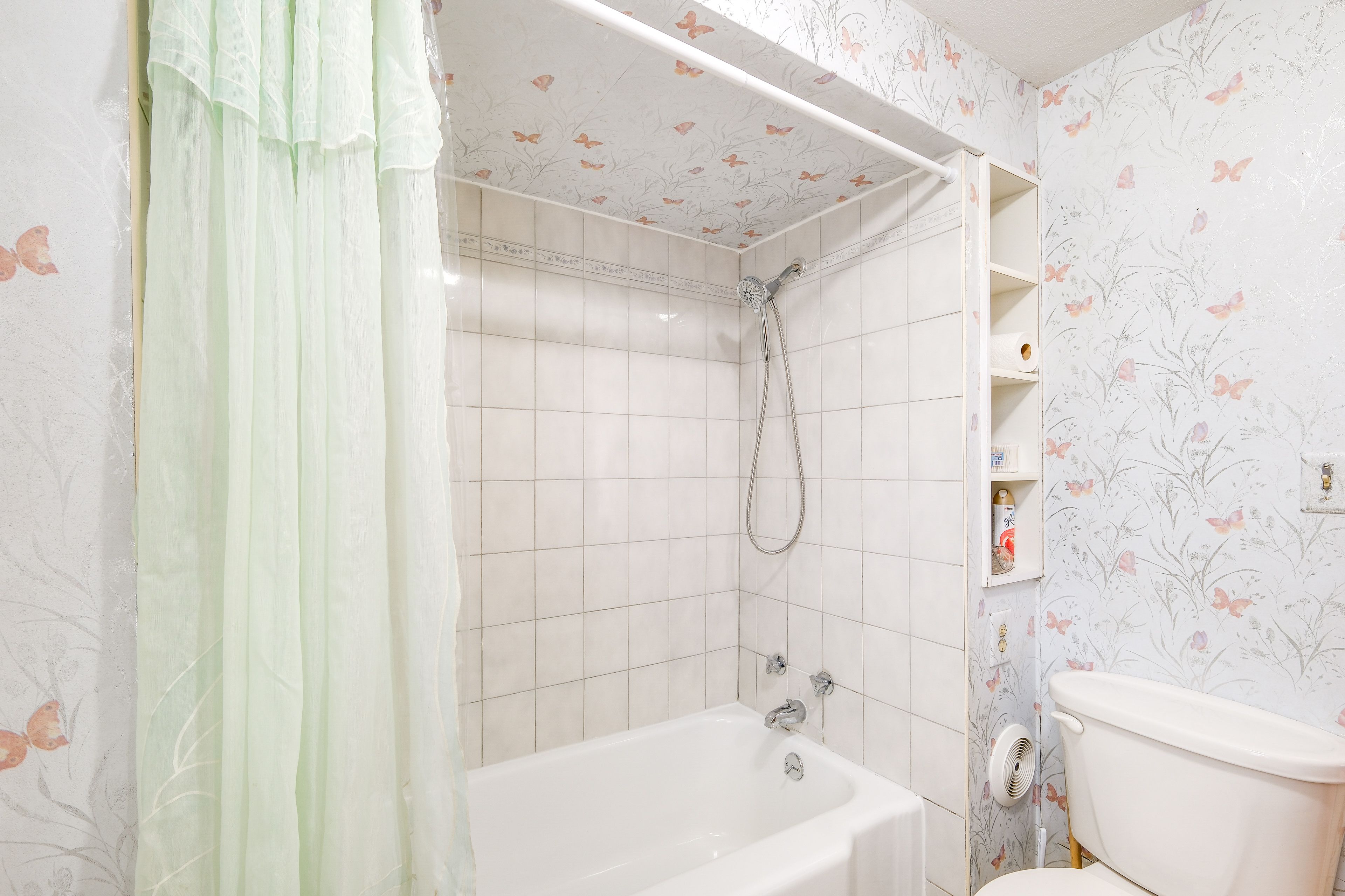 Full Bathroom | Complimentary Toiletries | Towels Provided