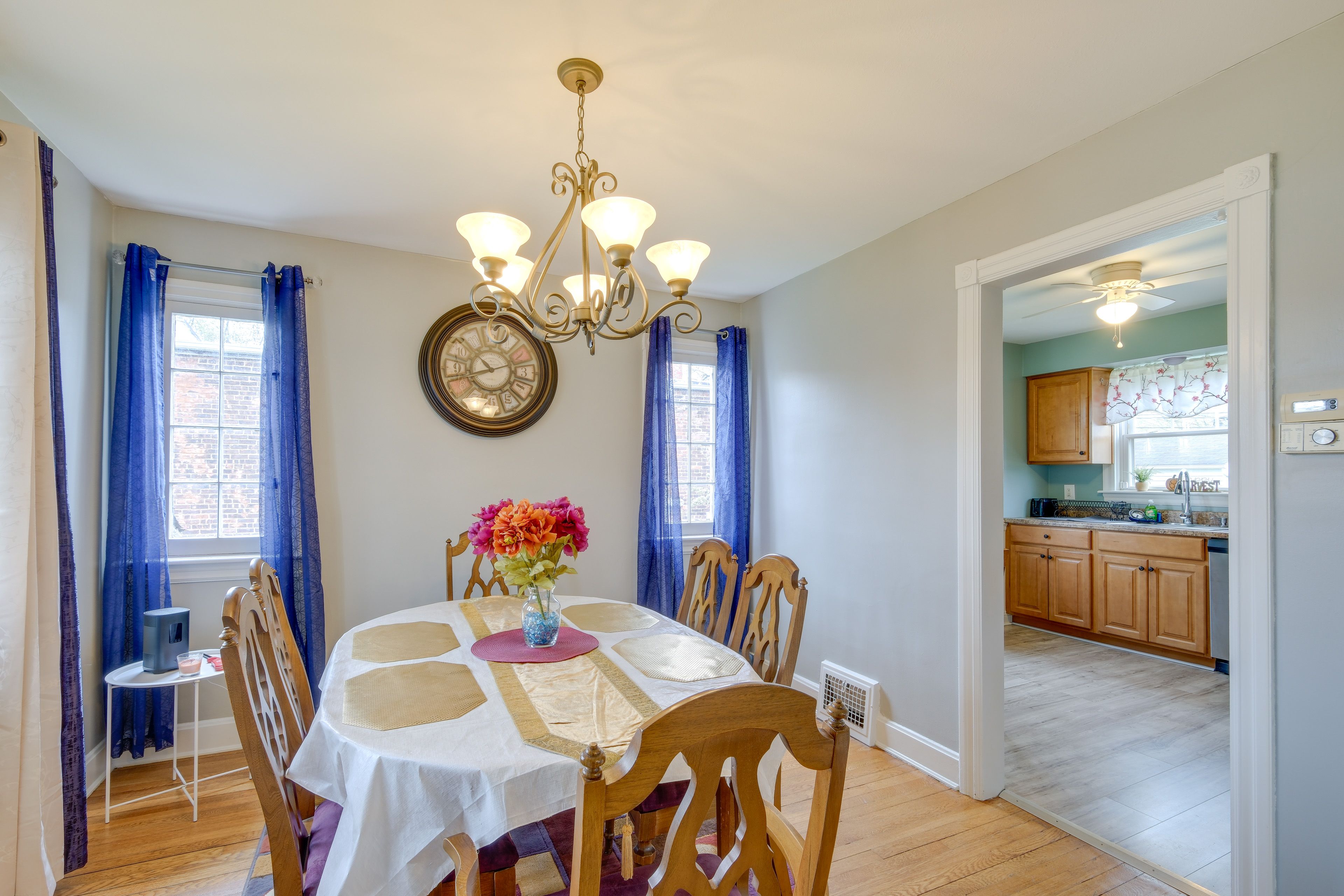 Dining Room | Central Air Conditioning/Heat | Free WiFi