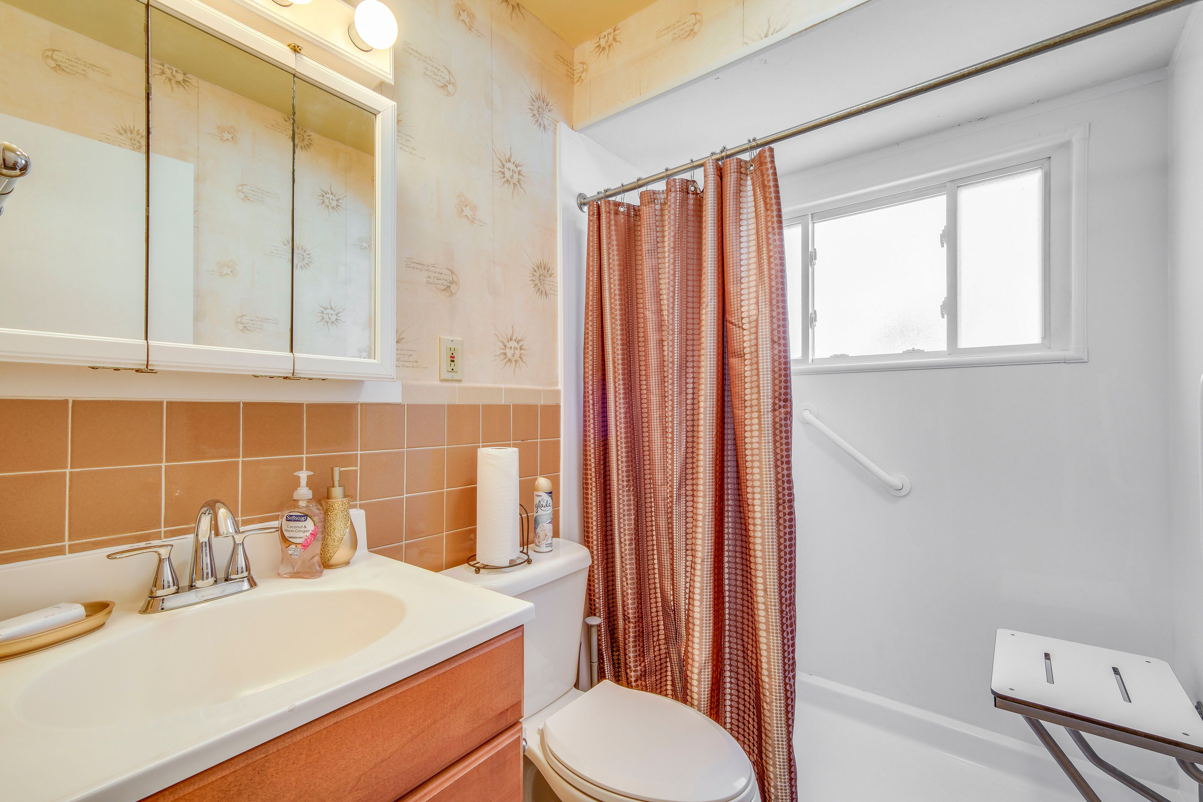 Full Bathroom | Complimentary Toiletries | 1st Floor