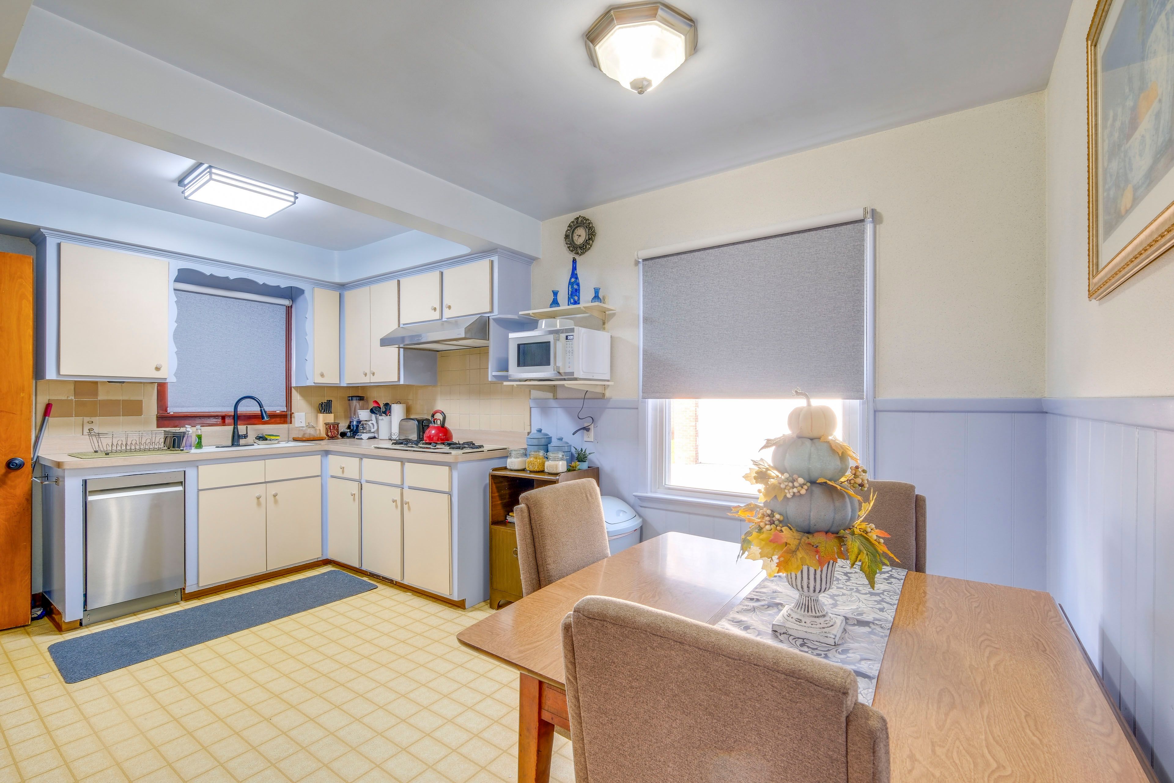 Dining Area | Central Air Conditioning/Heat | Free WiFi | Workstation