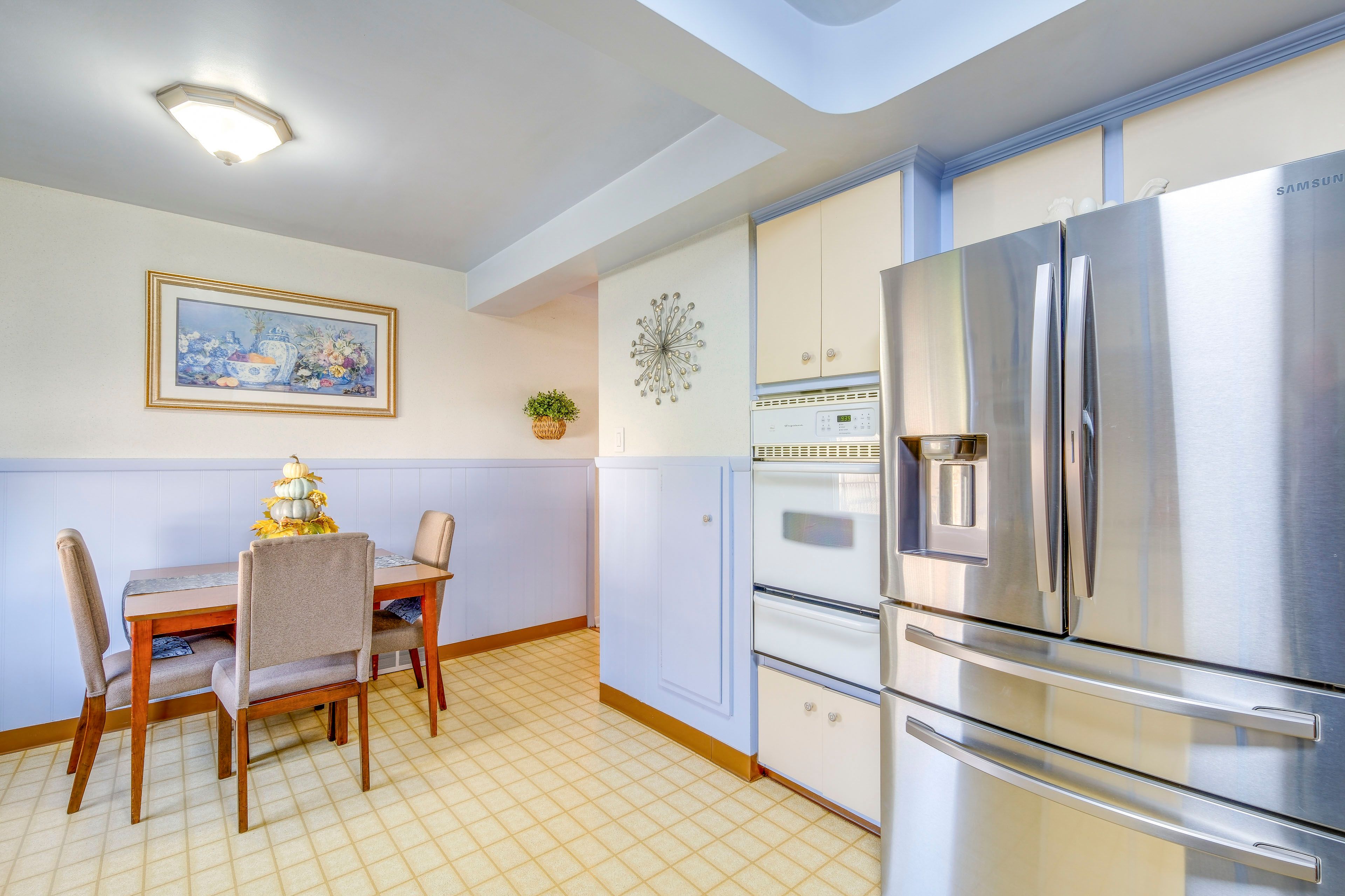 Dining Area | Dishware/Flatware Provided | 1st Floor