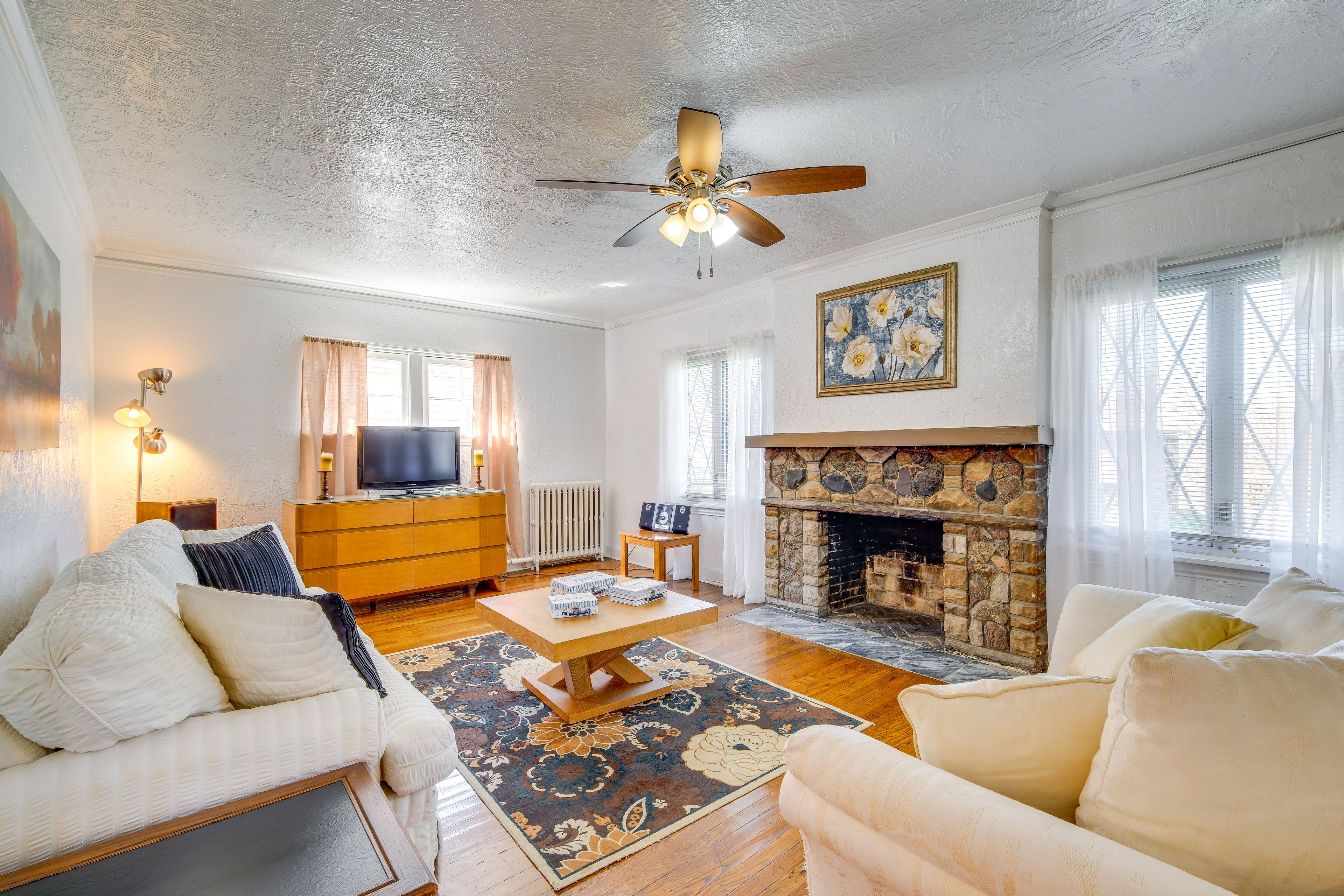Living Room | Cable TV | Radiator Heating | Single-Story Unit
