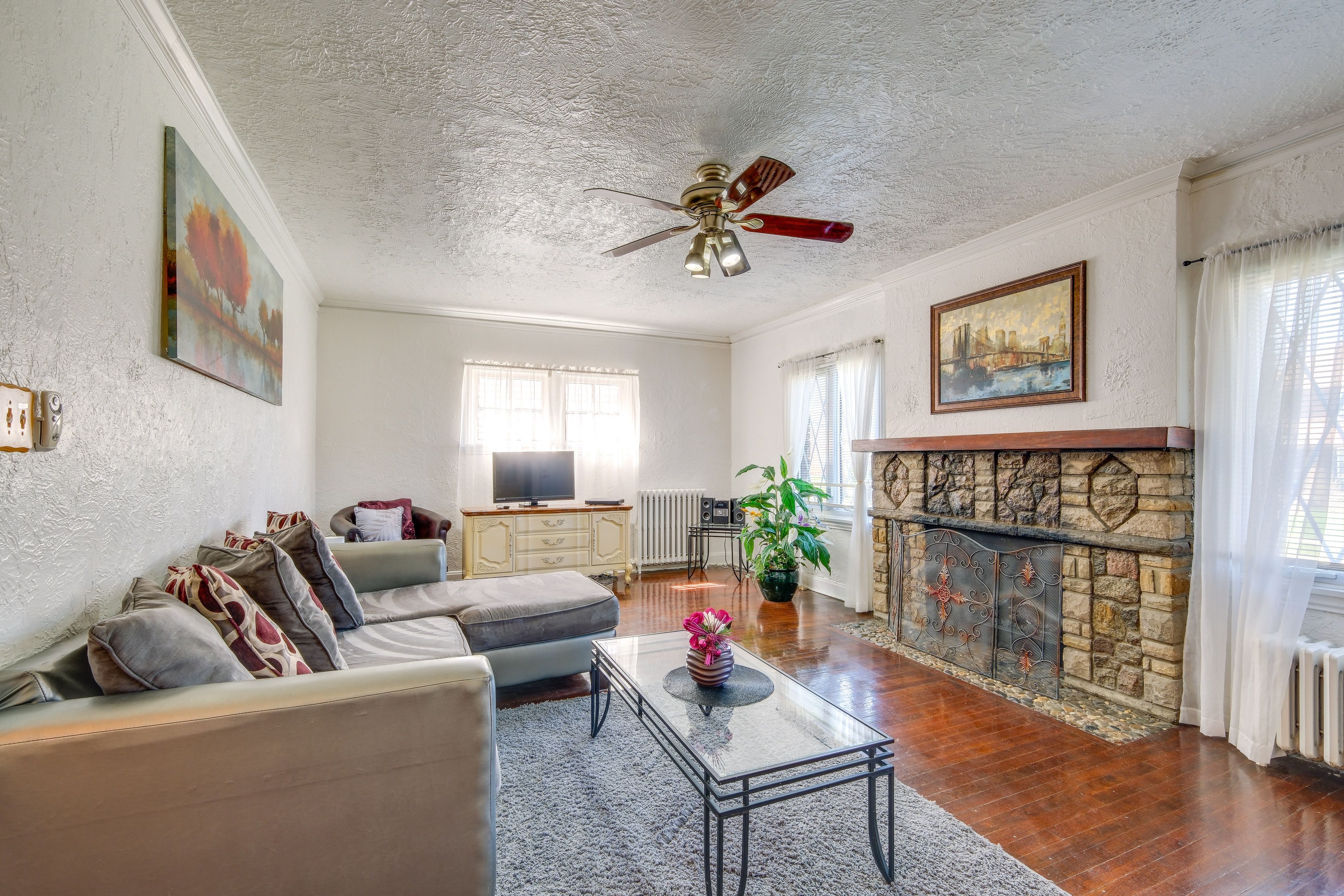 Living Room | Cable TV | Radiator Heating | Single-Story Unit