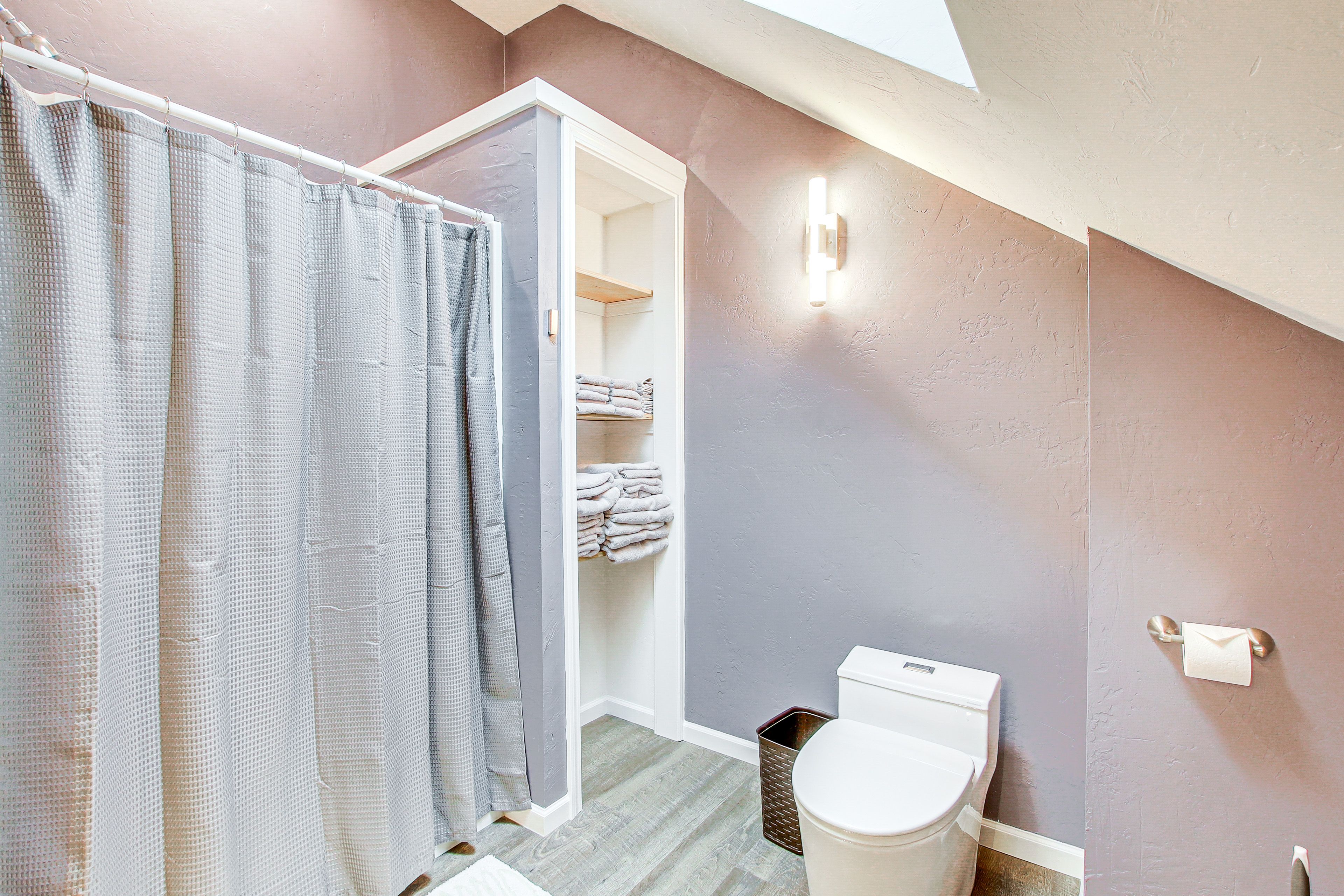 Full Bathroom | Towels Provided | 2nd Floor