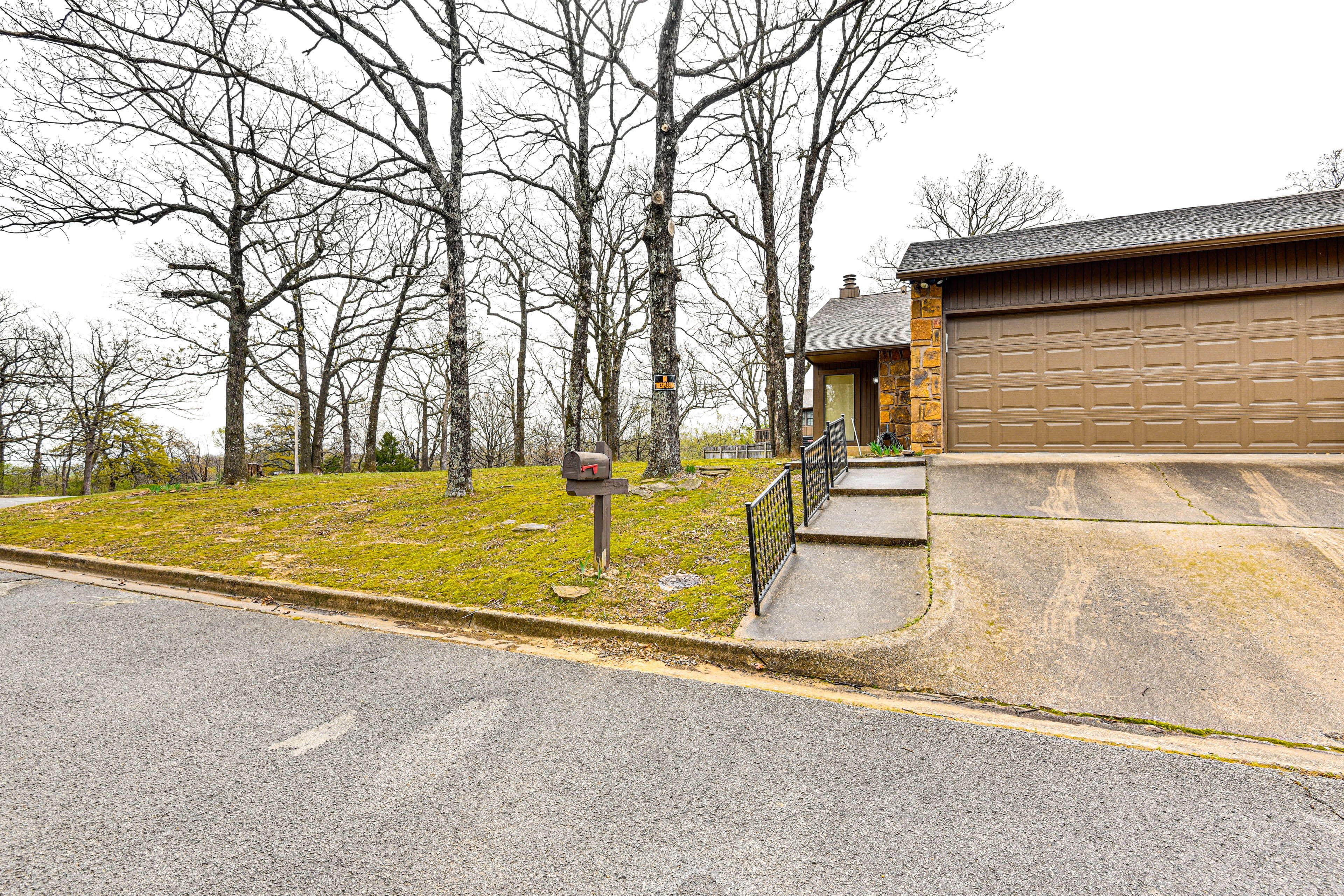 Parking | Steep Driveway (2 Medium or Large Vehicles)