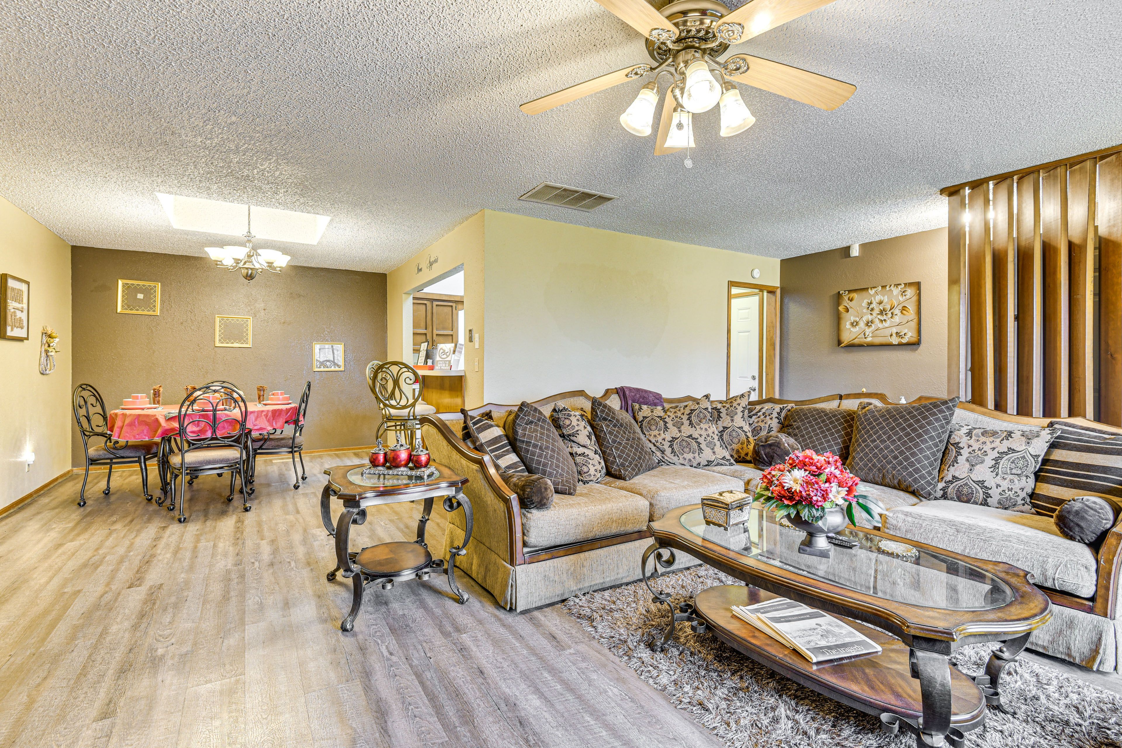 Living Room | Free WiFi | Central A/C & Heating | Smart TV