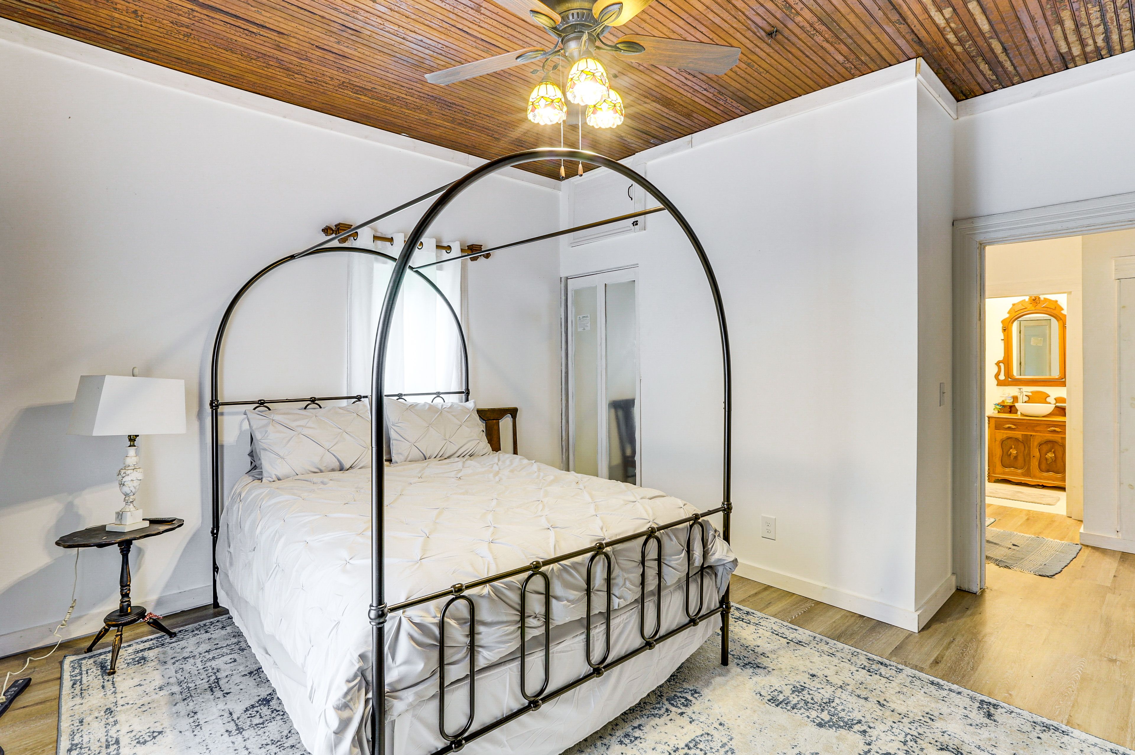 Bedroom 1 | Queen Bed