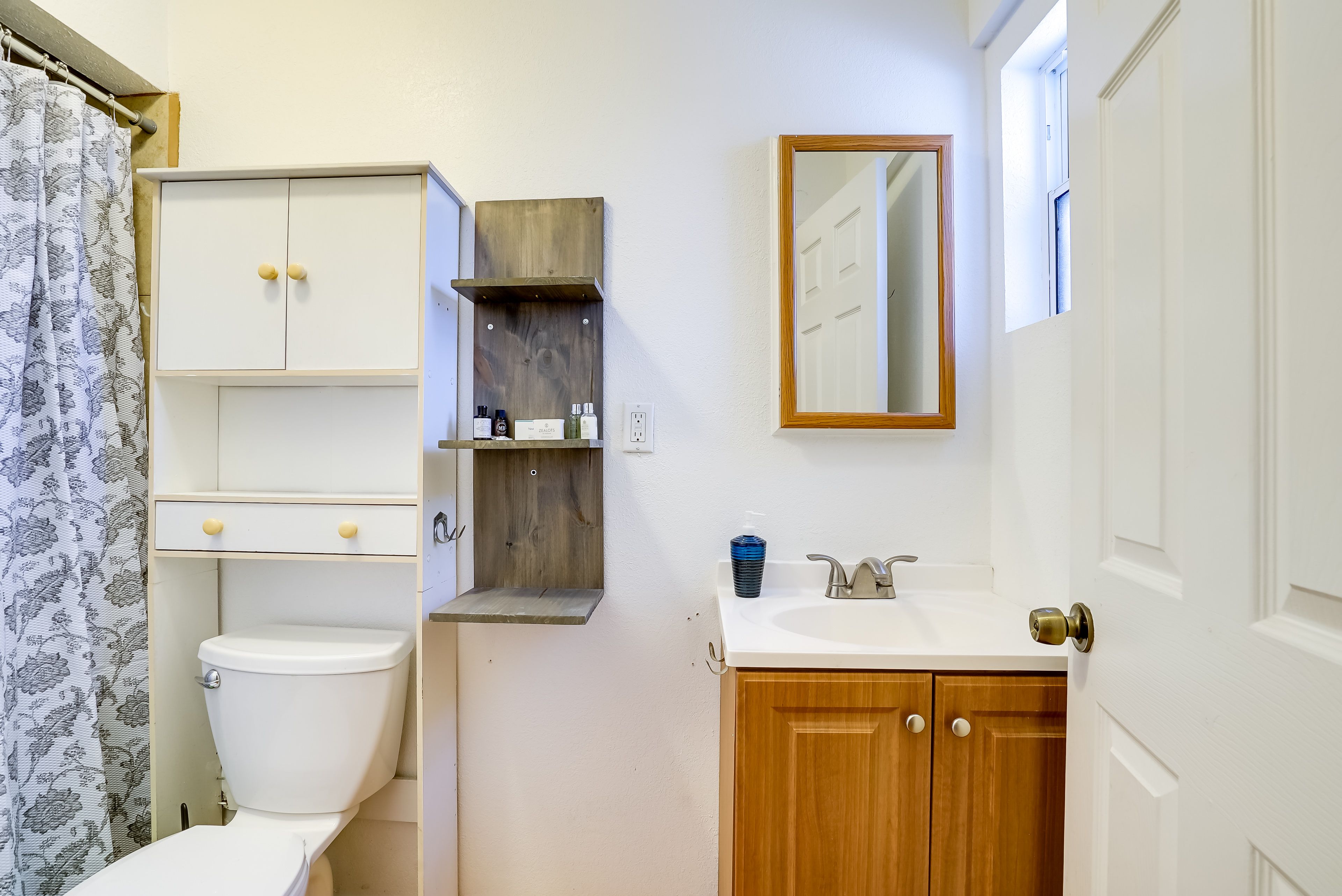 Full Bathroom | Towels Provided | Complimentary Toiletries
