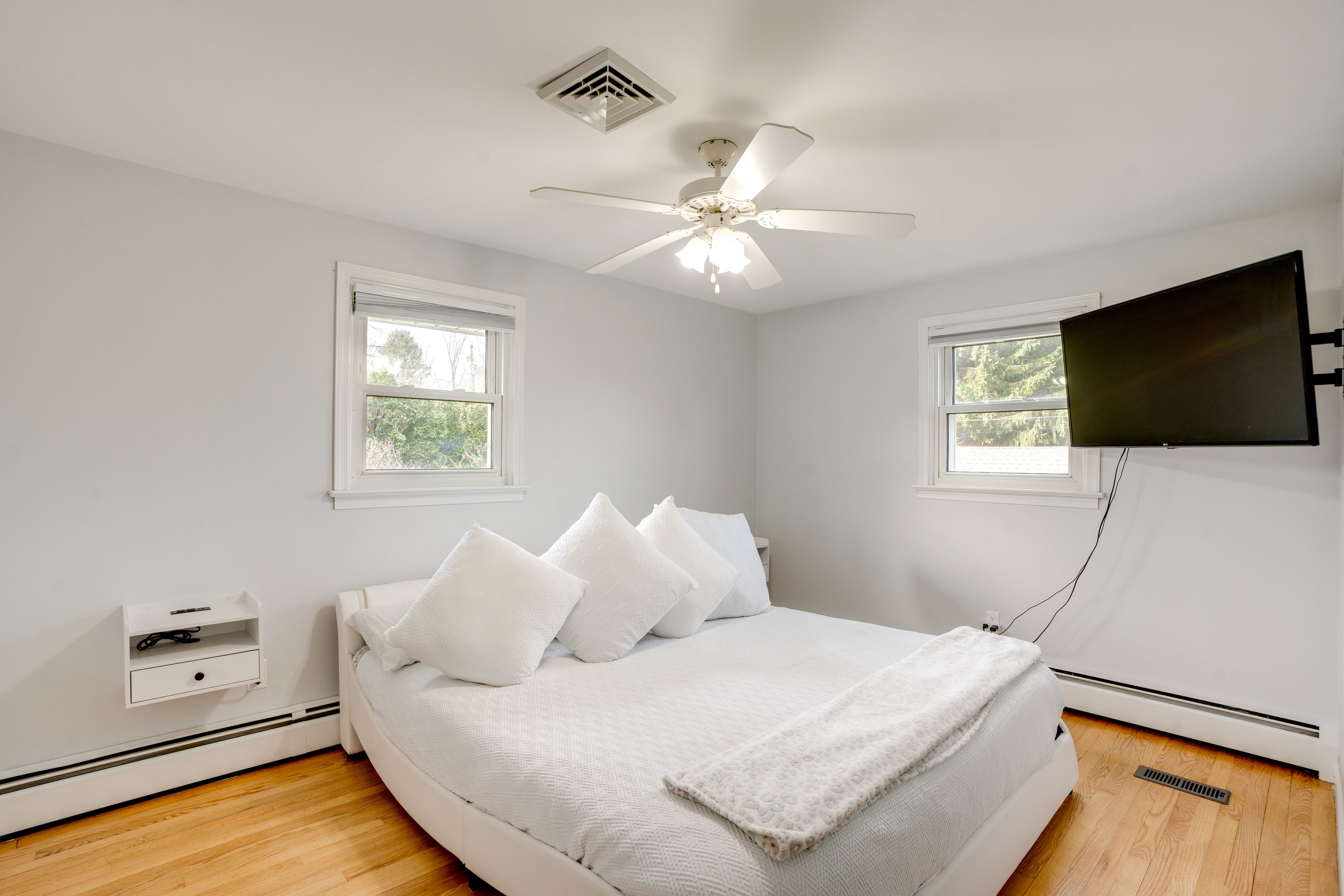 Bedroom 1 | King Bed | Smart TV | Main Floor