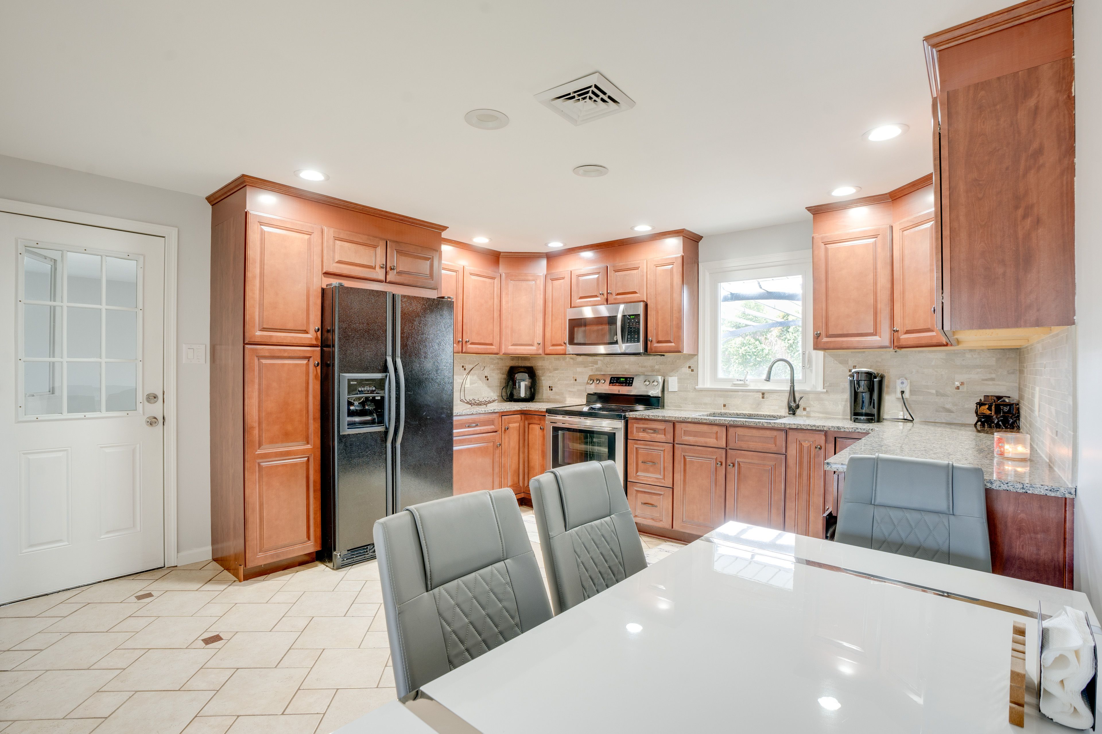 Dining Area | Dishware/Flatware | Main Floor